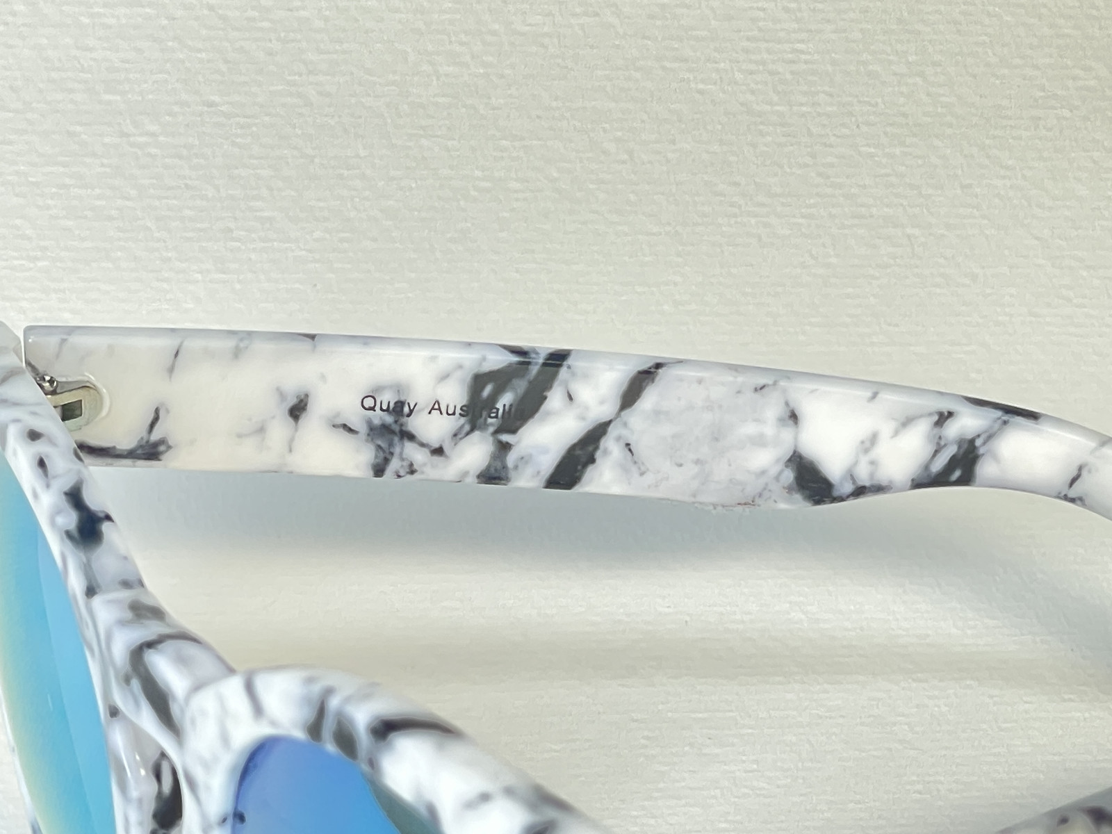 QUAY Australia Sunglasses HIGH EMOTION Blue Mirror Lens Cat 3 Marble Grey White