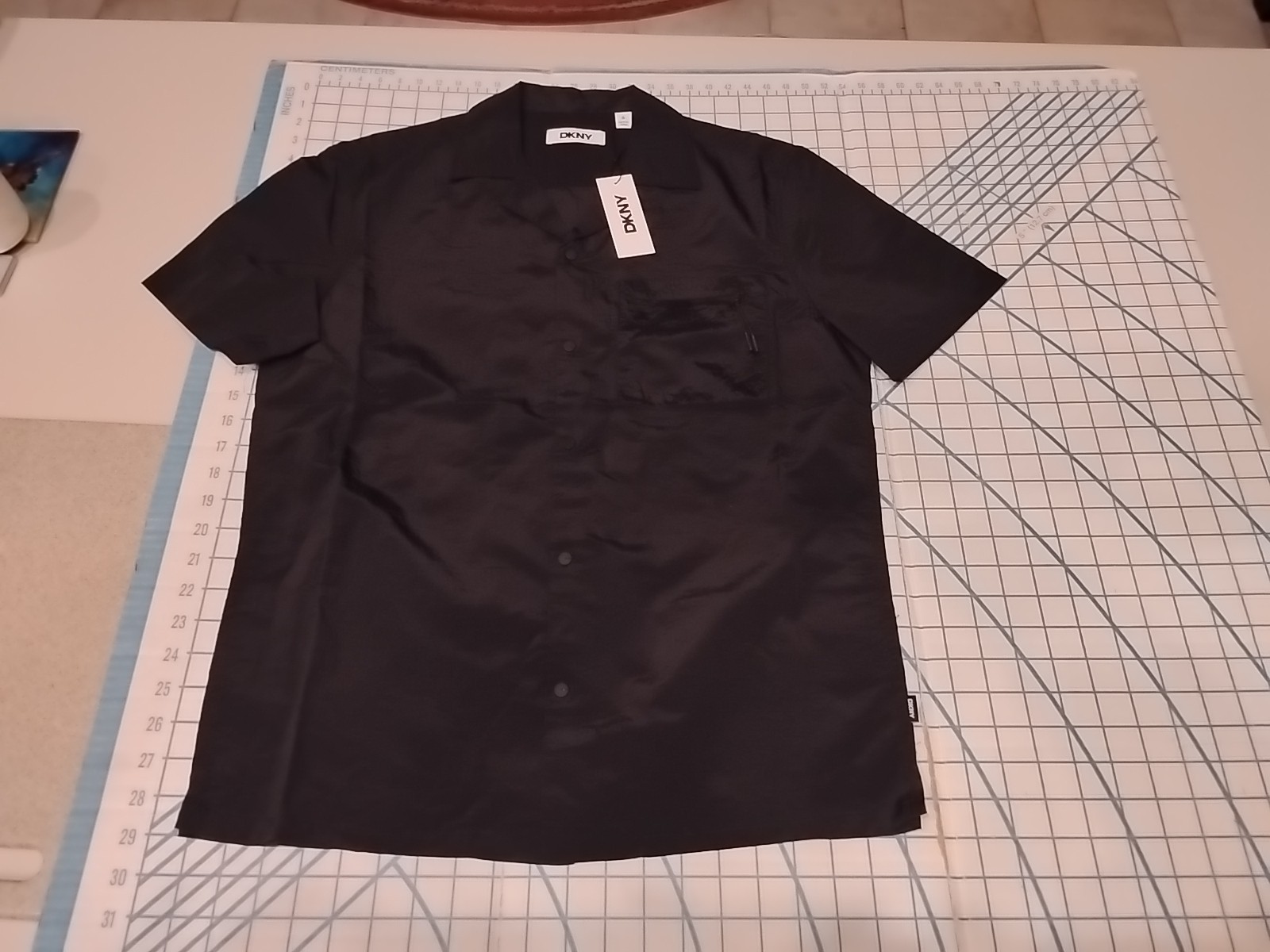 MENS MEDIUM DKNY BLACK SHINY SS BUTTON UP SHIRT WITH ZIP POCKET AND SNAPS – NWT