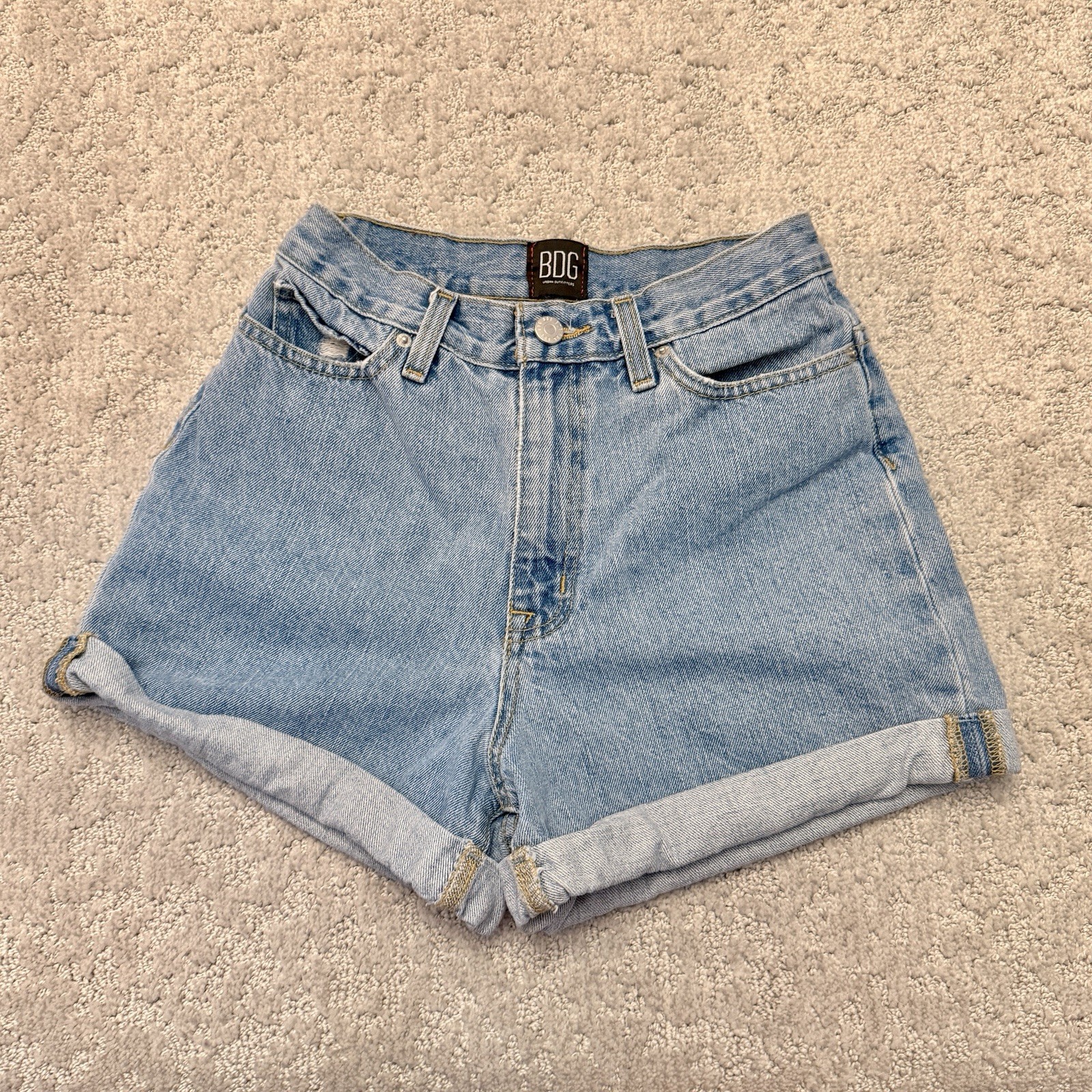 BDG Mom High Rise Light Wash Denim Shorts Women’s 25 Blue Cuffed Pockets