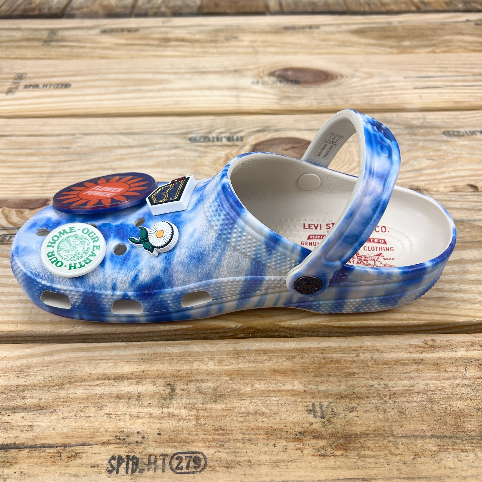 Levi’s x Crocs Unisex-Adult Classic Tie Dye Men’s & Women’s Exclusive Jibbitz
