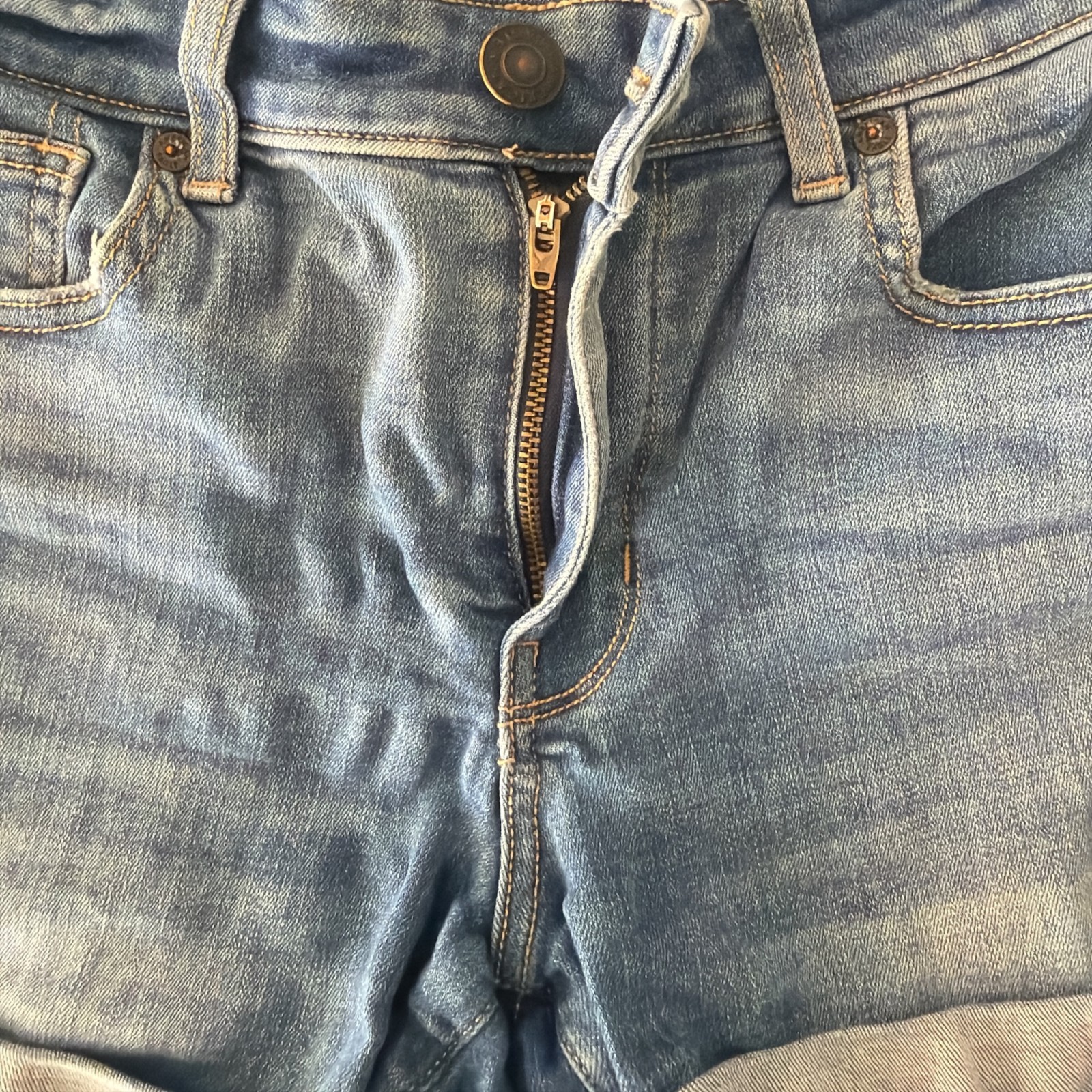 American Eagle Jean Shorts – Cuffed Light Wash Vintage – Size 6