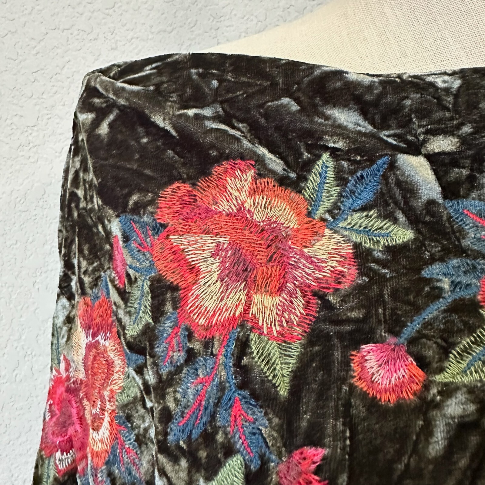 UMGEE Off The Shoulder Blouse Womens Sz L Army Green Embroidered Velvet Boho NWT