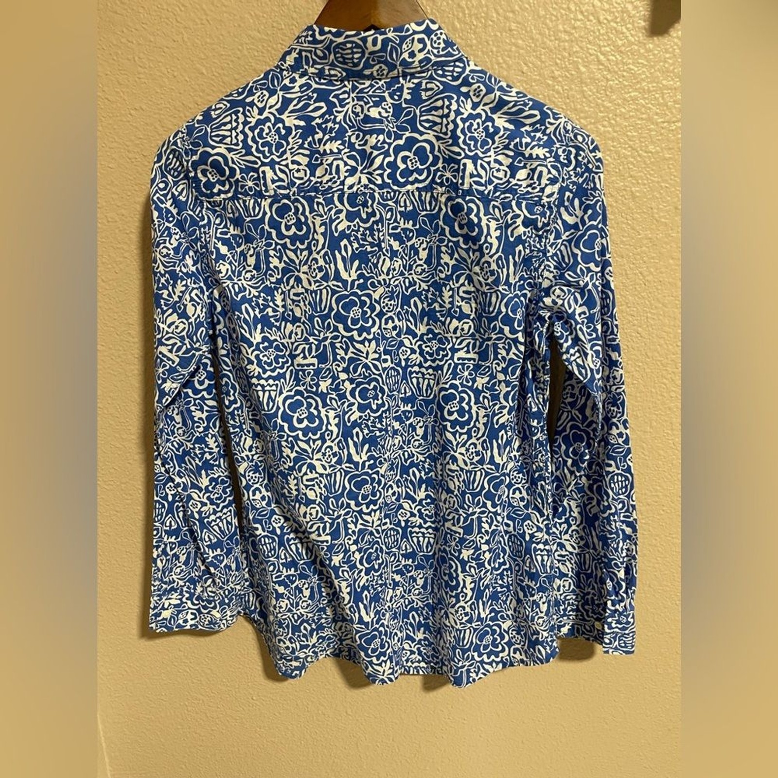 J. McLaughlin Blue and White Floral Casual Shirt