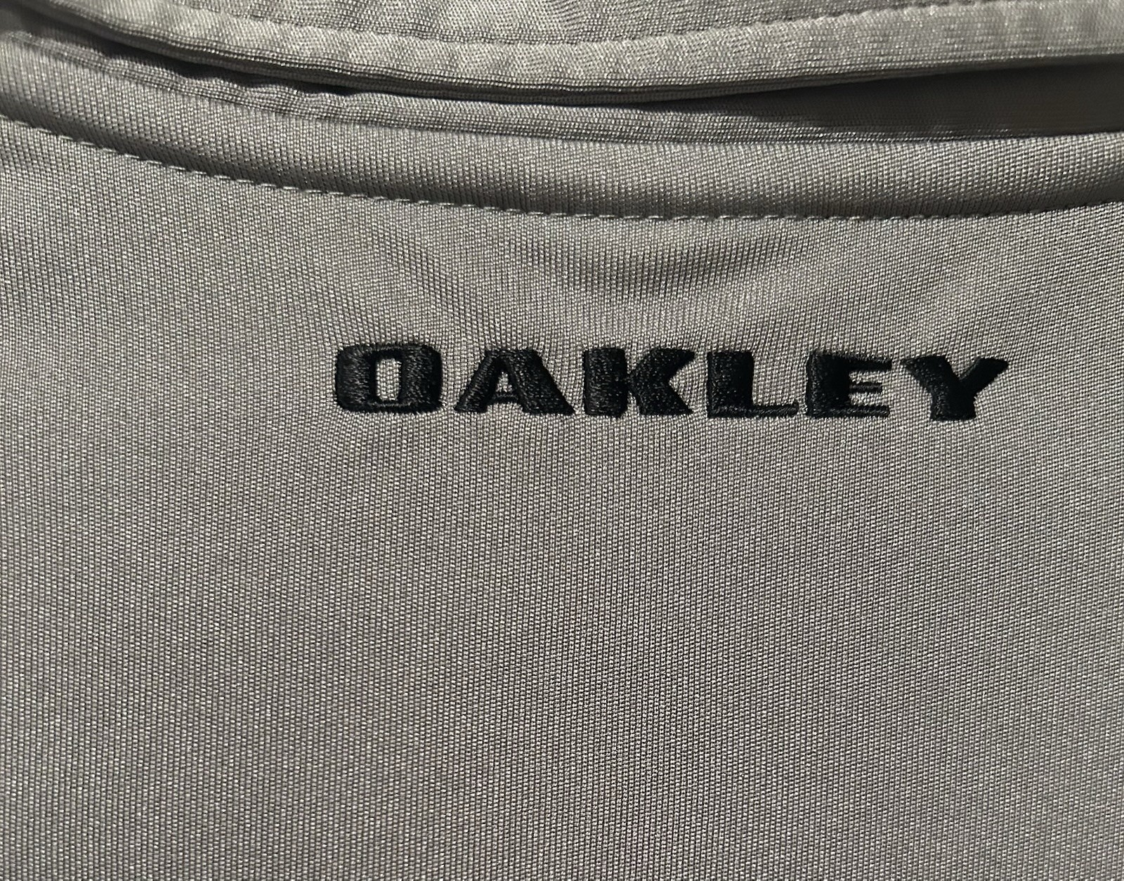 Oakley Men’s M Gray Solid Short Sleeve Collared Logo Polo Button