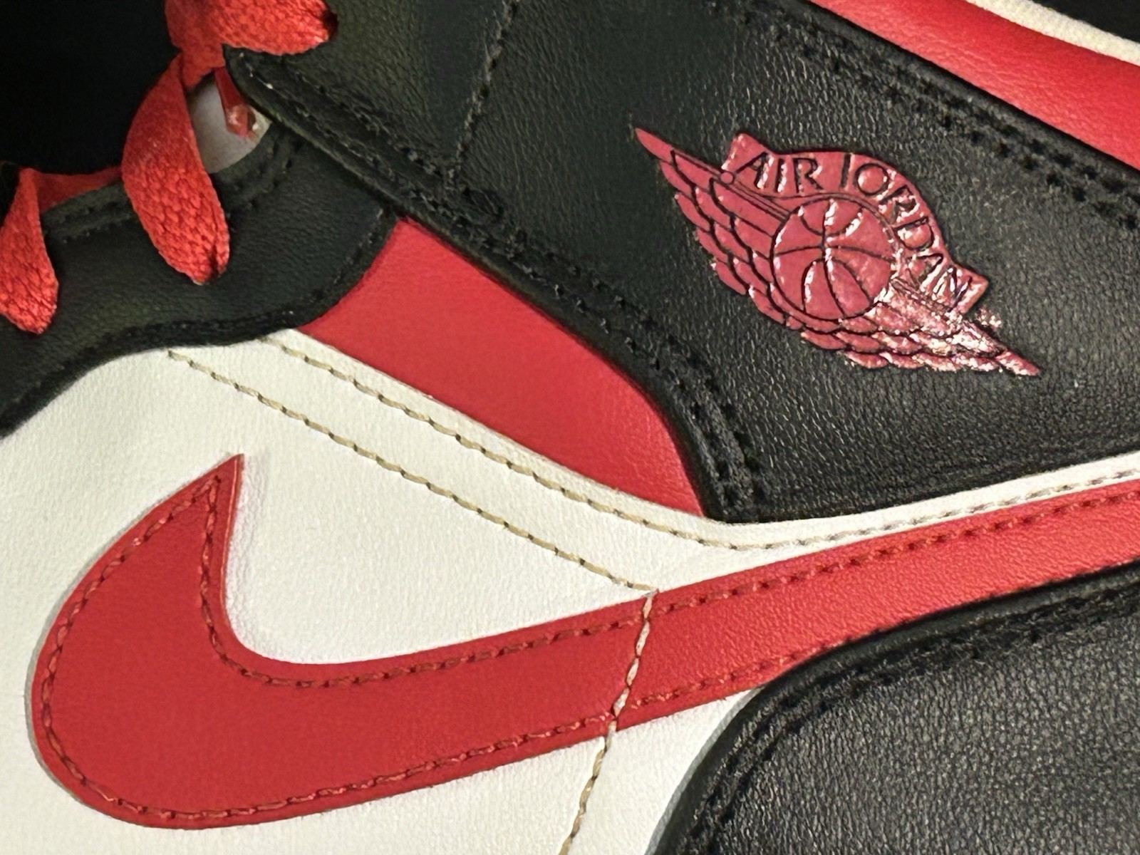 Nike Air Jordan 1 Mid Gym Red Black Toe Very Berry 554725-016 GS 7Y 8.5 W