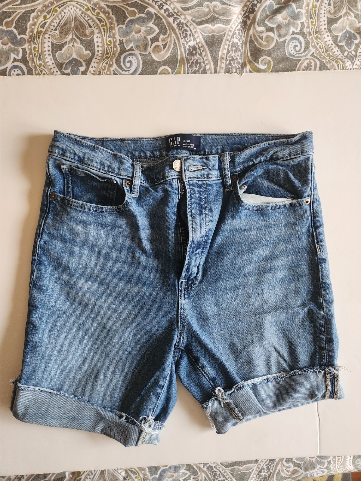 (Gap) Women’s Denim 9″ Distressed Bermuda Shorts Raw Hem Size 12/31R