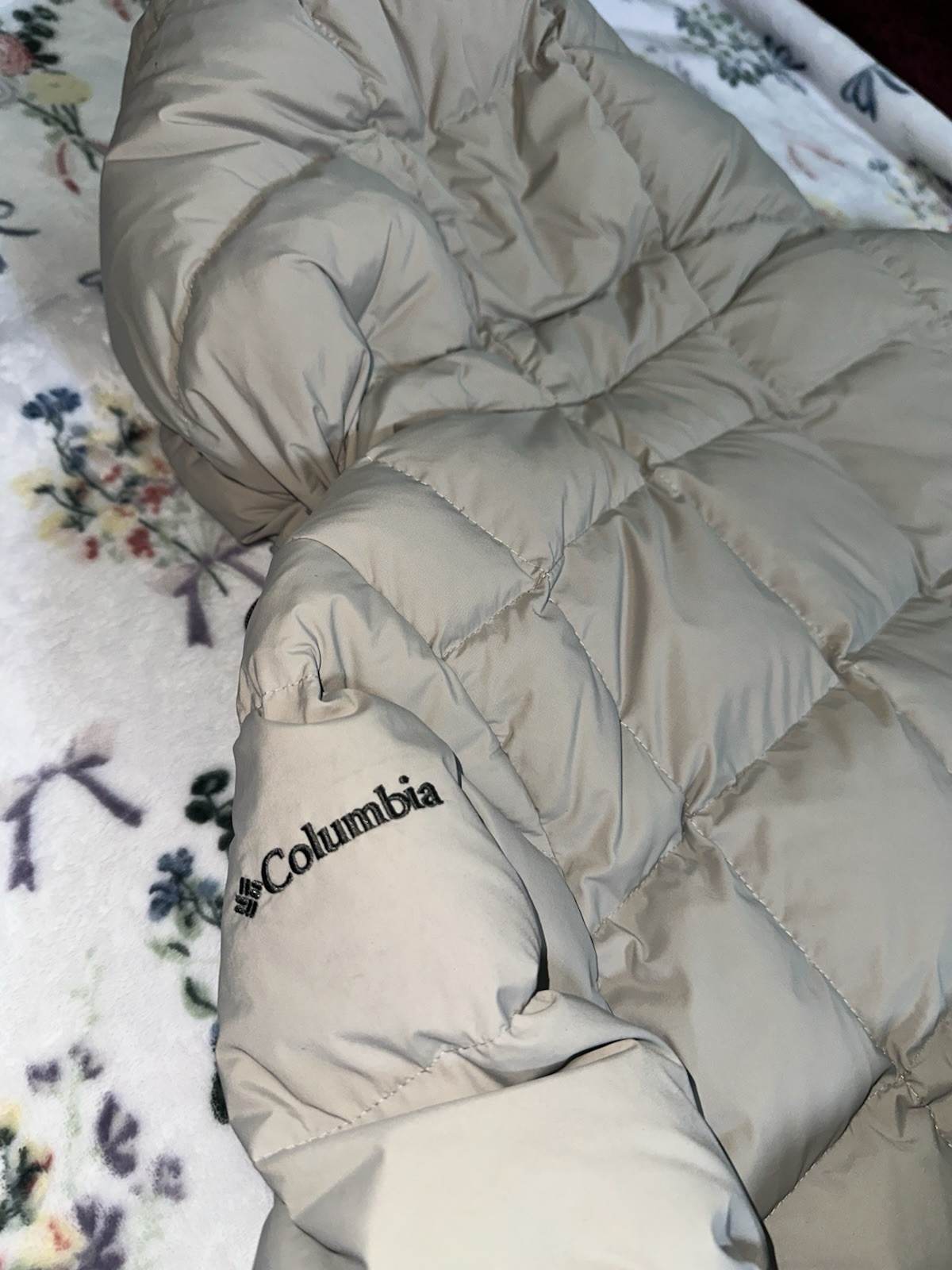 Columbia Women’s Beige Long Hooded Down Puffer Coat Zip/Snap Pockets S