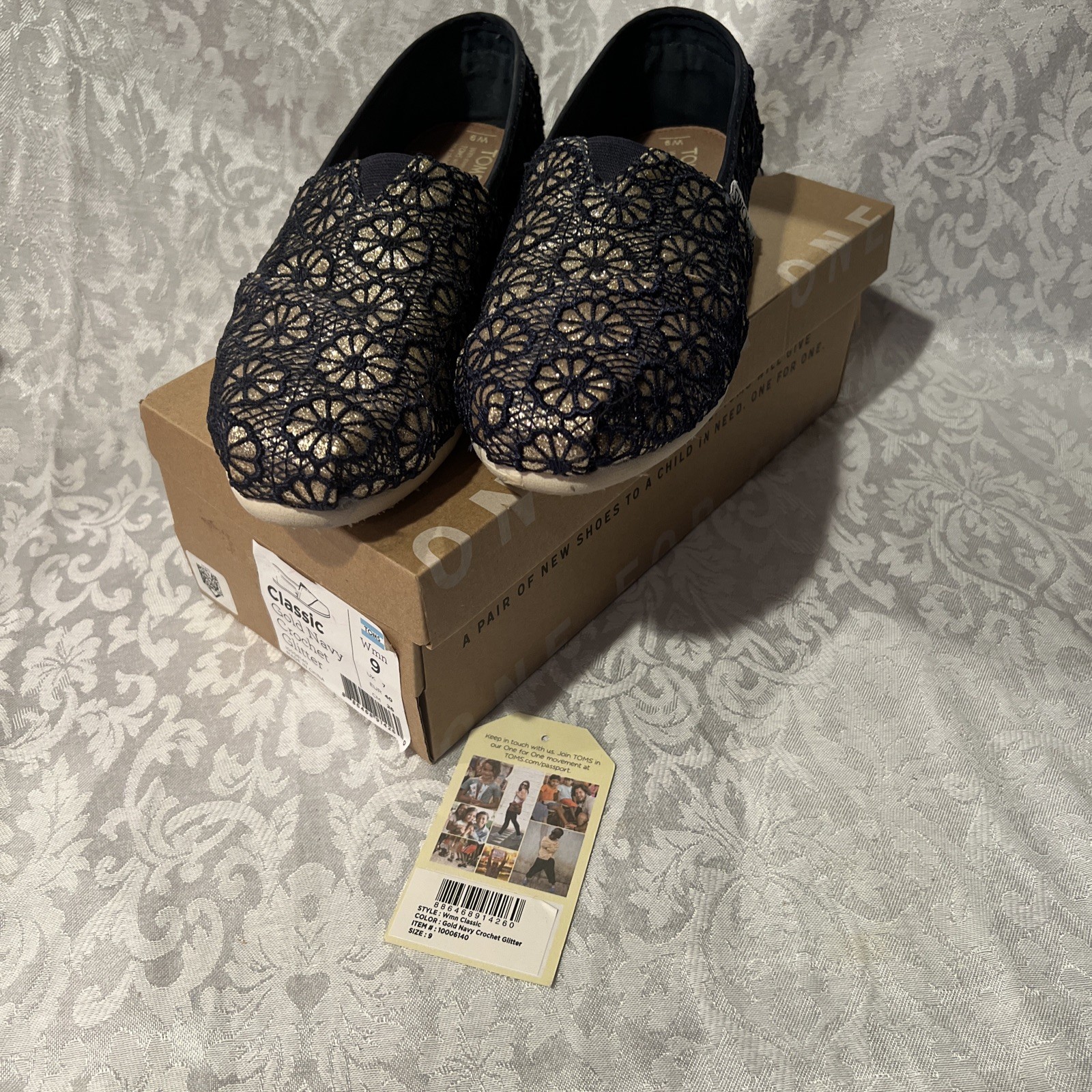 Toms Loafers Lightweight Shoes Navy Crochet Floral Pattern over Gold, size 9