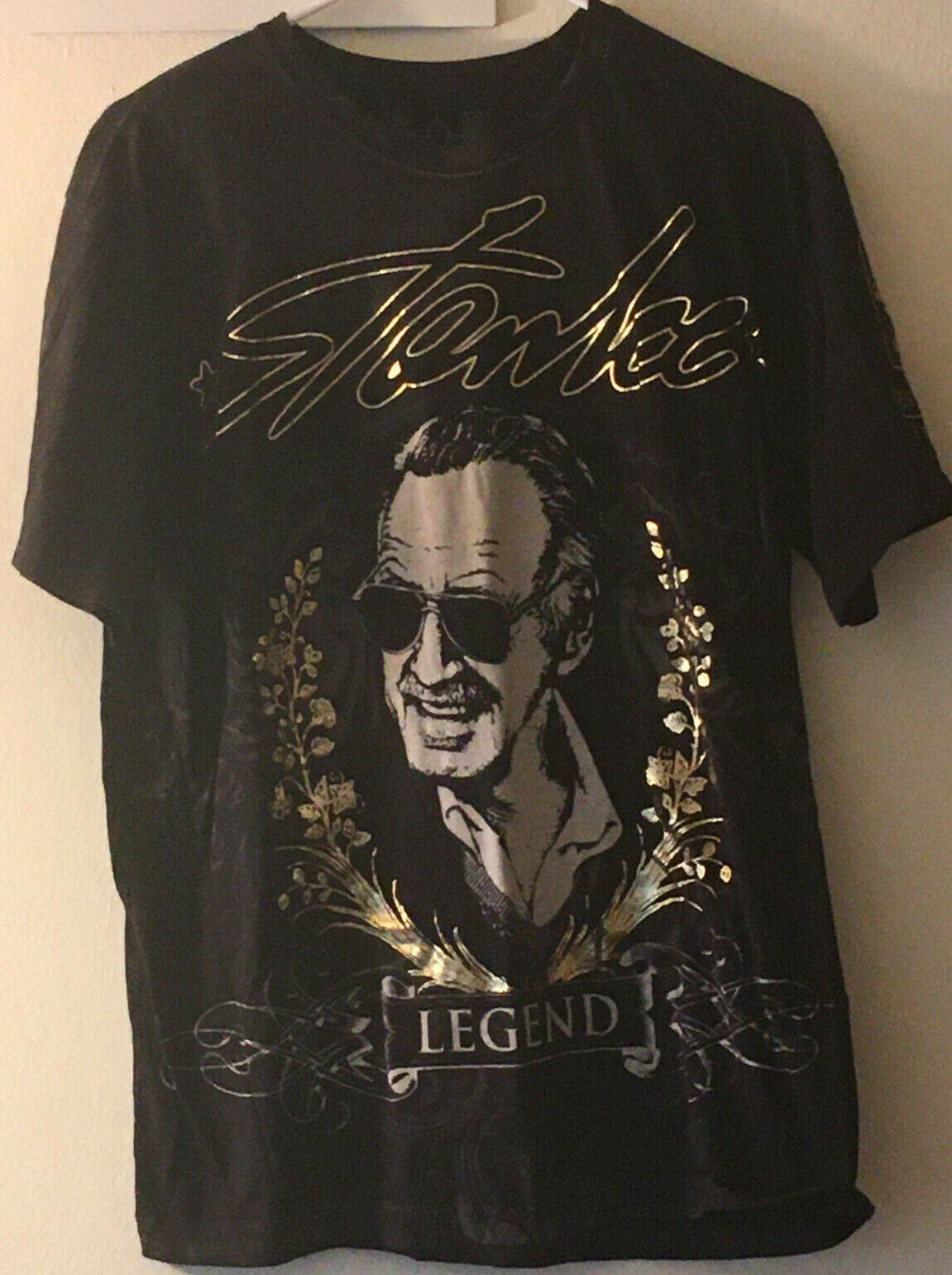 Gentle Giant Studios Stan Lee ‘LEGEND’ Men’s L T-Shirt Black/Gold – BRAND NEW OG