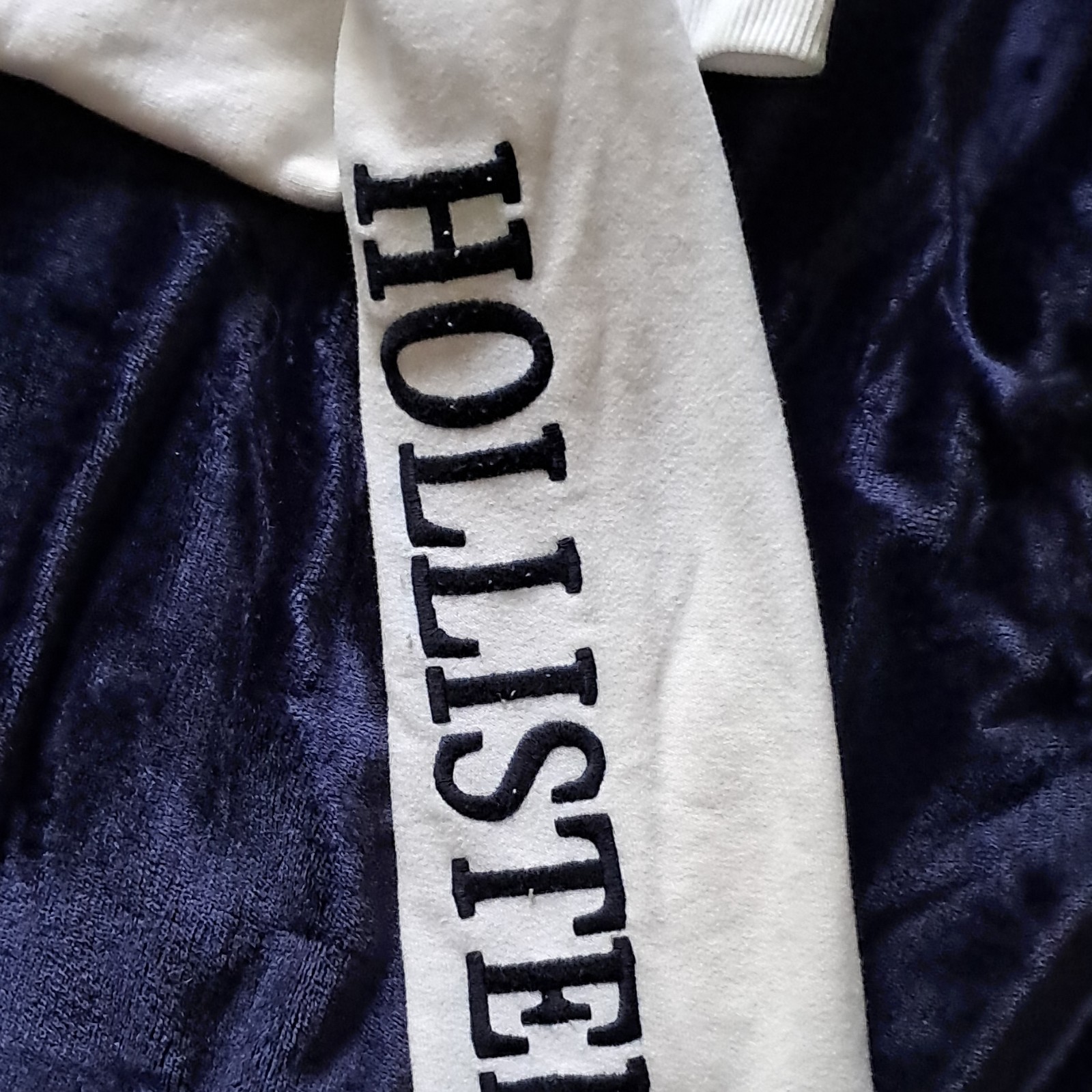 Hollister Hoodie Sweatshirt Women’s Size Medium New White Embroidered Logo
