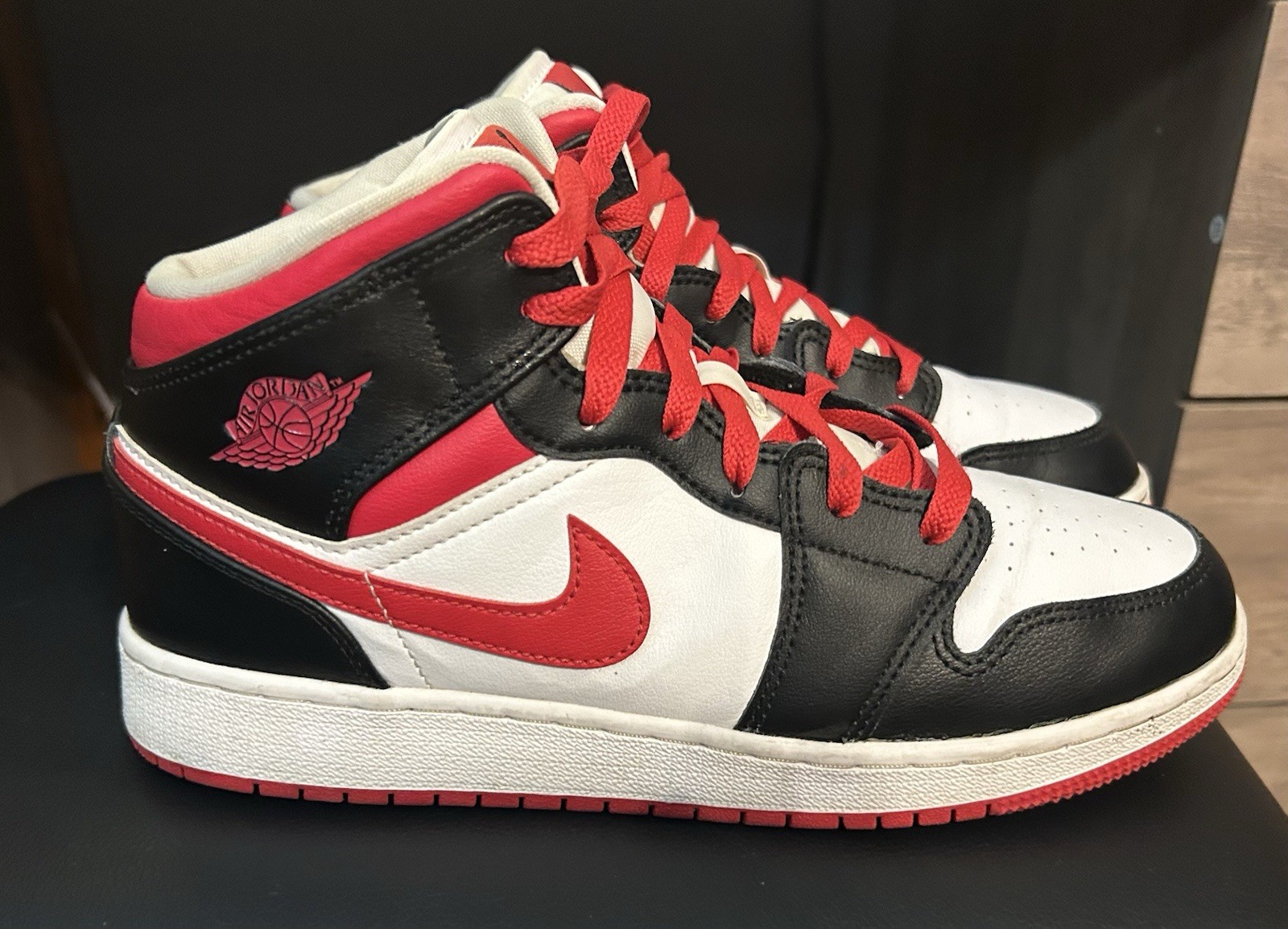 Nike Air Jordan 1 Mid Gym Red Black Toe Very Berry 554725-016 GS 7Y 8.5 W