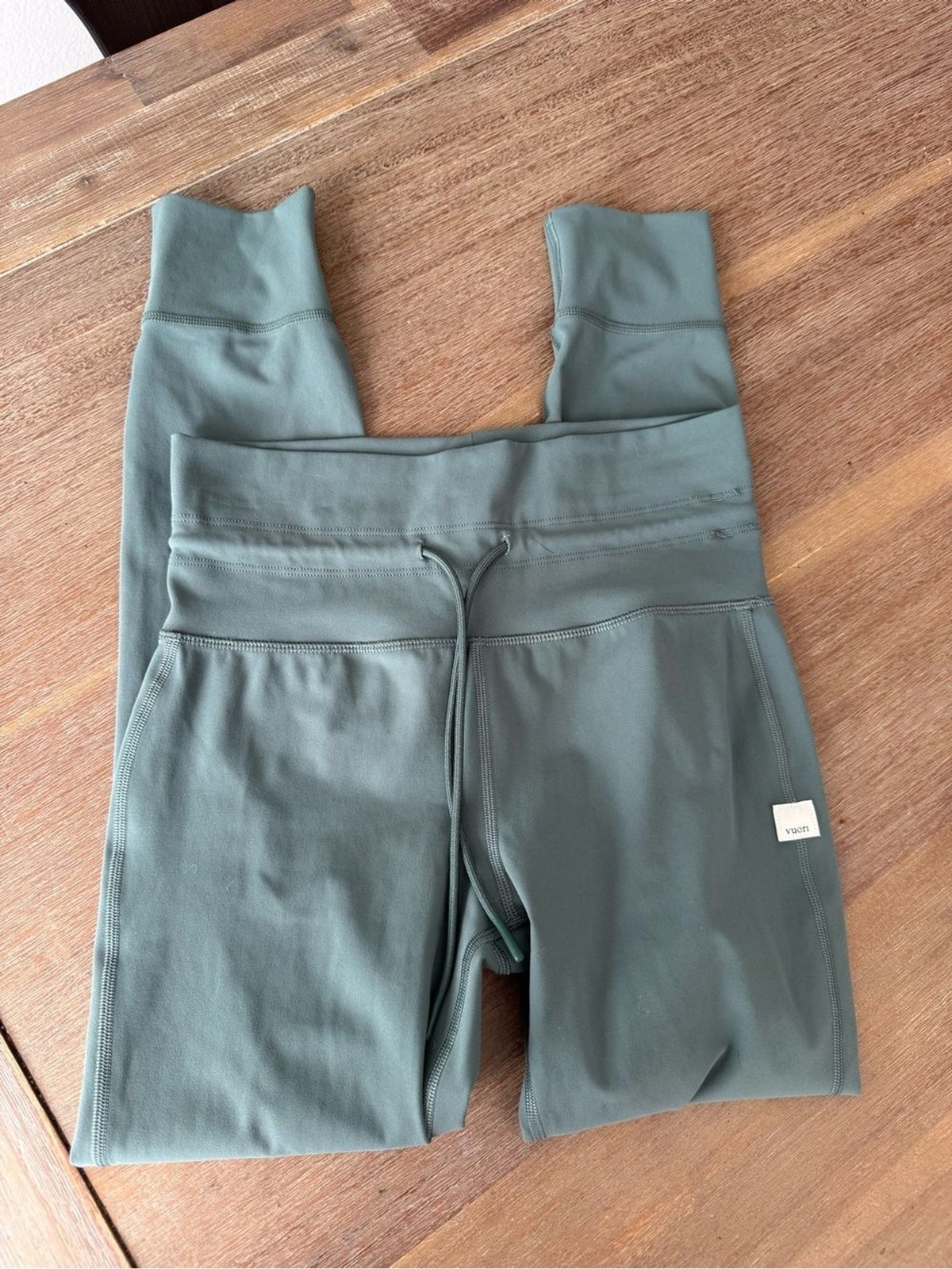 Vuori High-Rise Leggings in Sage Green