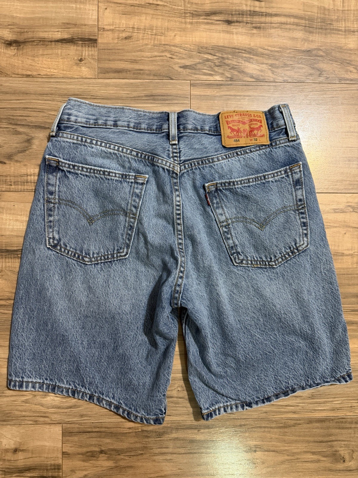 Levi’s Men’s Blue Medium Wash Denim Jean Shorts Zip Fly 5-Pocket Logo