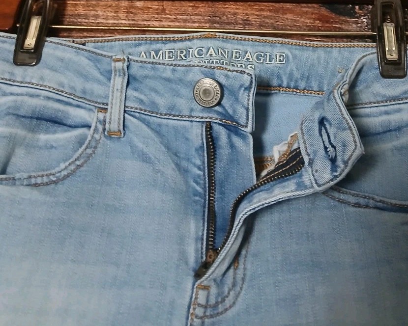 American Eagle Jeans 4 Ankle Crop Jegging Distressed Light Wash Low Rise Raw Hem