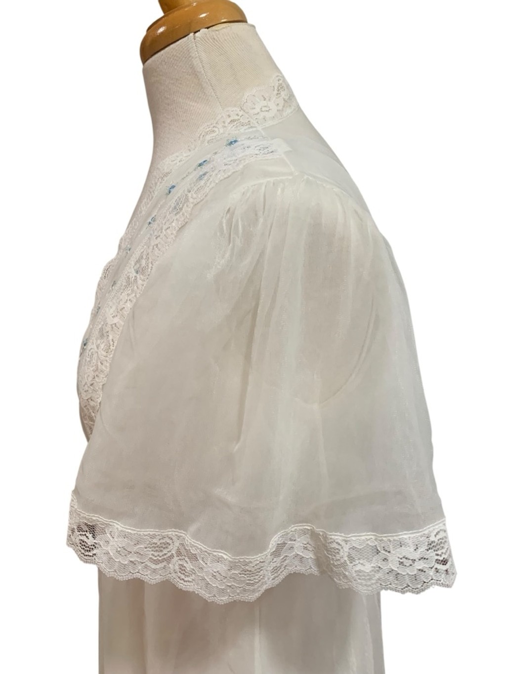 Vntg 70’s Dreamaway White Robe and nightgown with Blue Embroidery, Size S