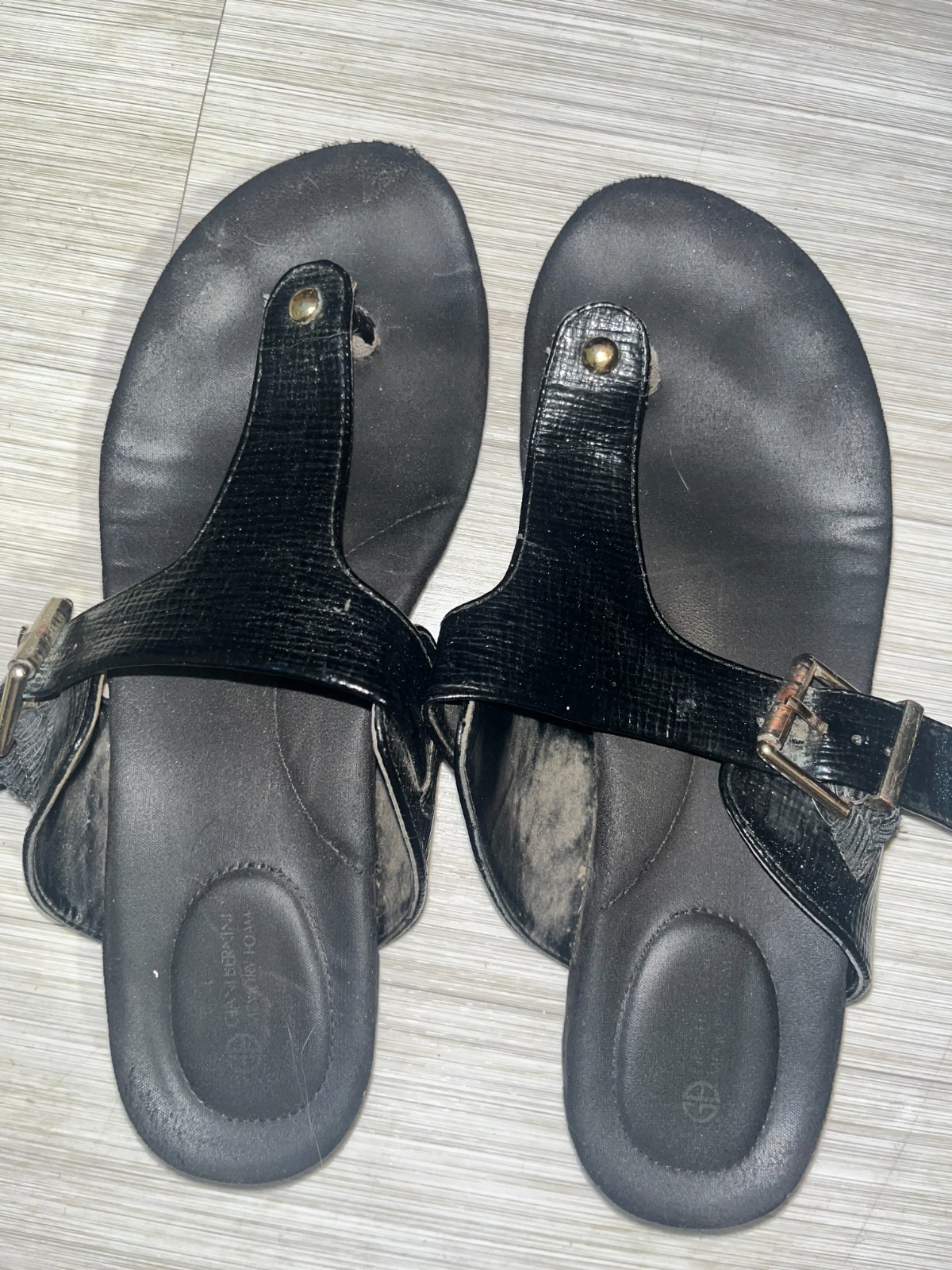Gianni Bini Women’s Black Thong Sandals Size 8W Adjustable Buckle Comfort