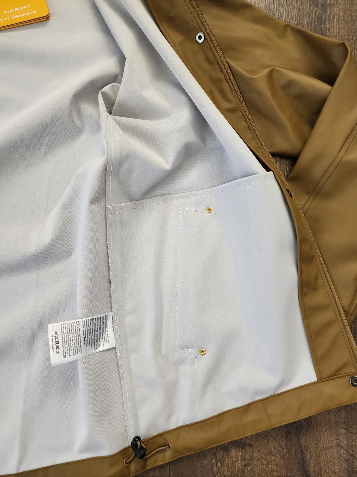 Helly Hansen Men’s Moss Rain Jacket Size Sm for Work Or Hiking