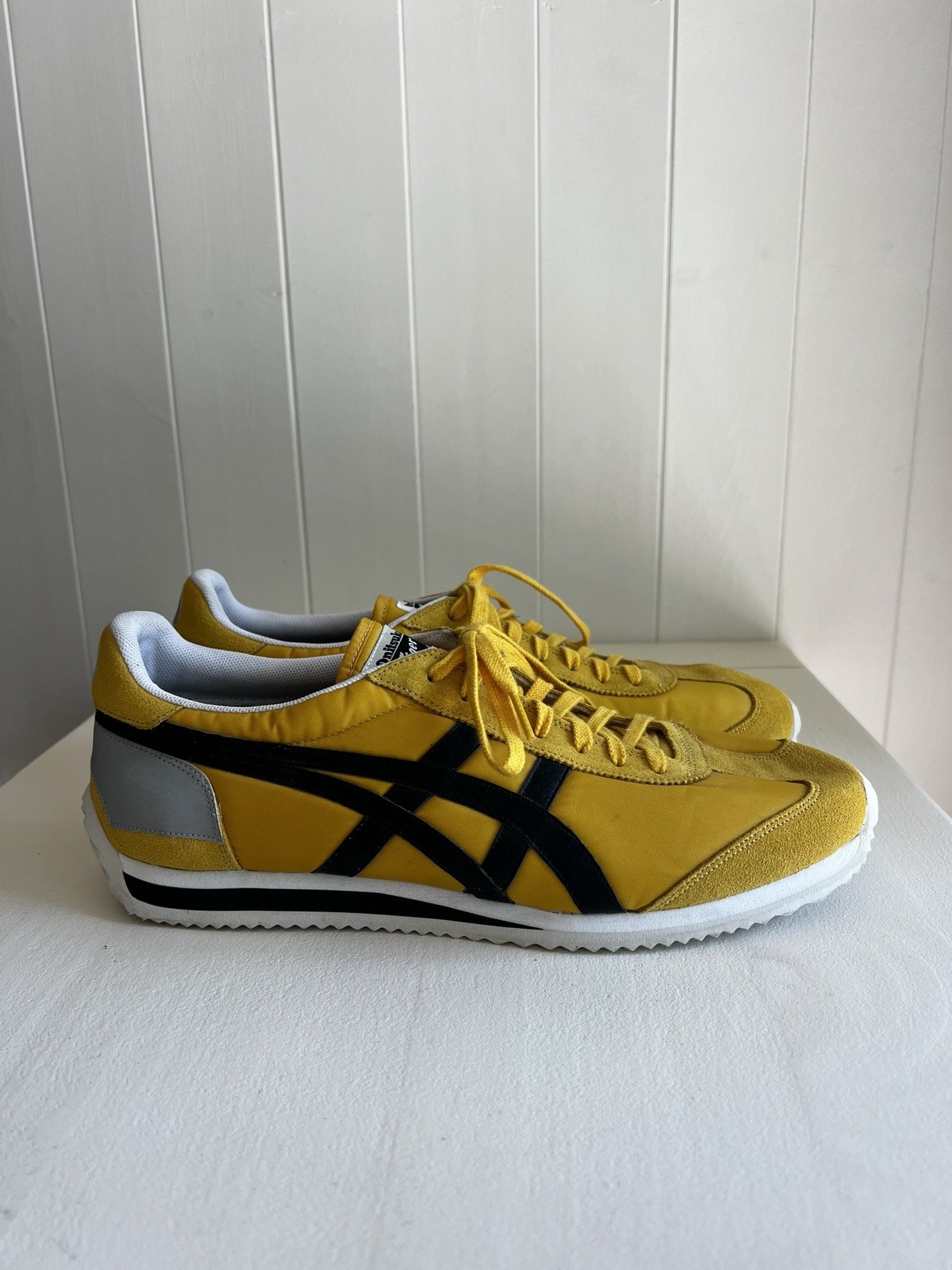 Men’s Onitsuka Tiger Yellow/Black Low Top Lace-Up Solid Athletic Sneakers D437N