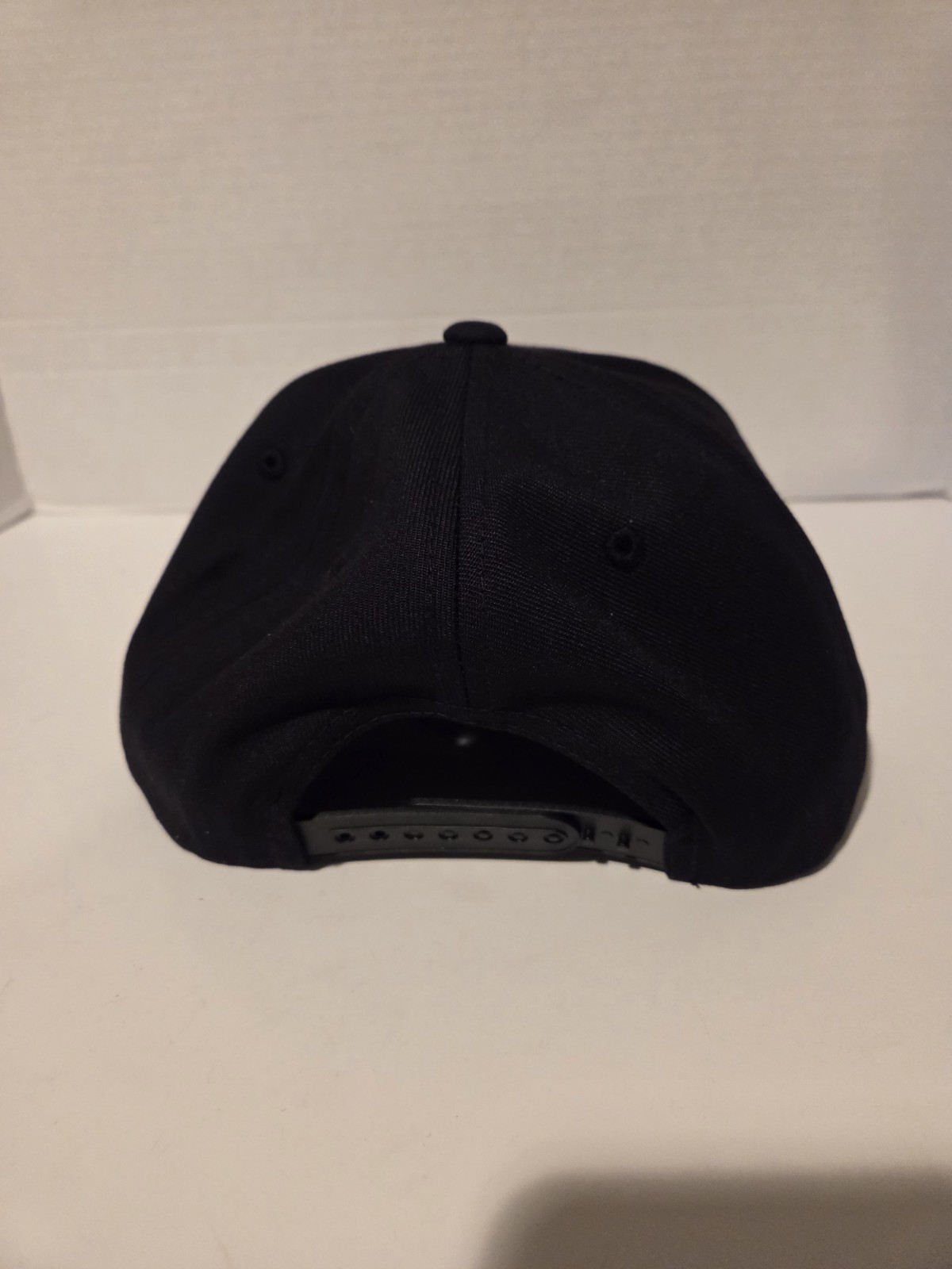 Decky 351 – Blank 2-Tone Snapback Hat, 6 Panel Flat Bill Polyester Black