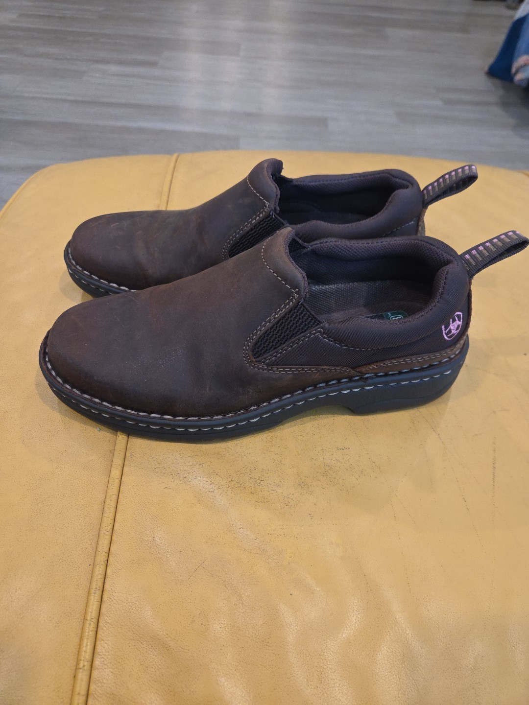 Semi new Ariat Traverse foodwear WOMAN SZ 6 B IN Brown 10020171