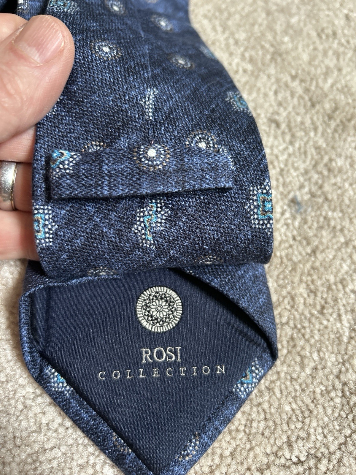 ROSI COLLECTION men’s tie – 100% silk – blue mix with medallions – 3 1/8″