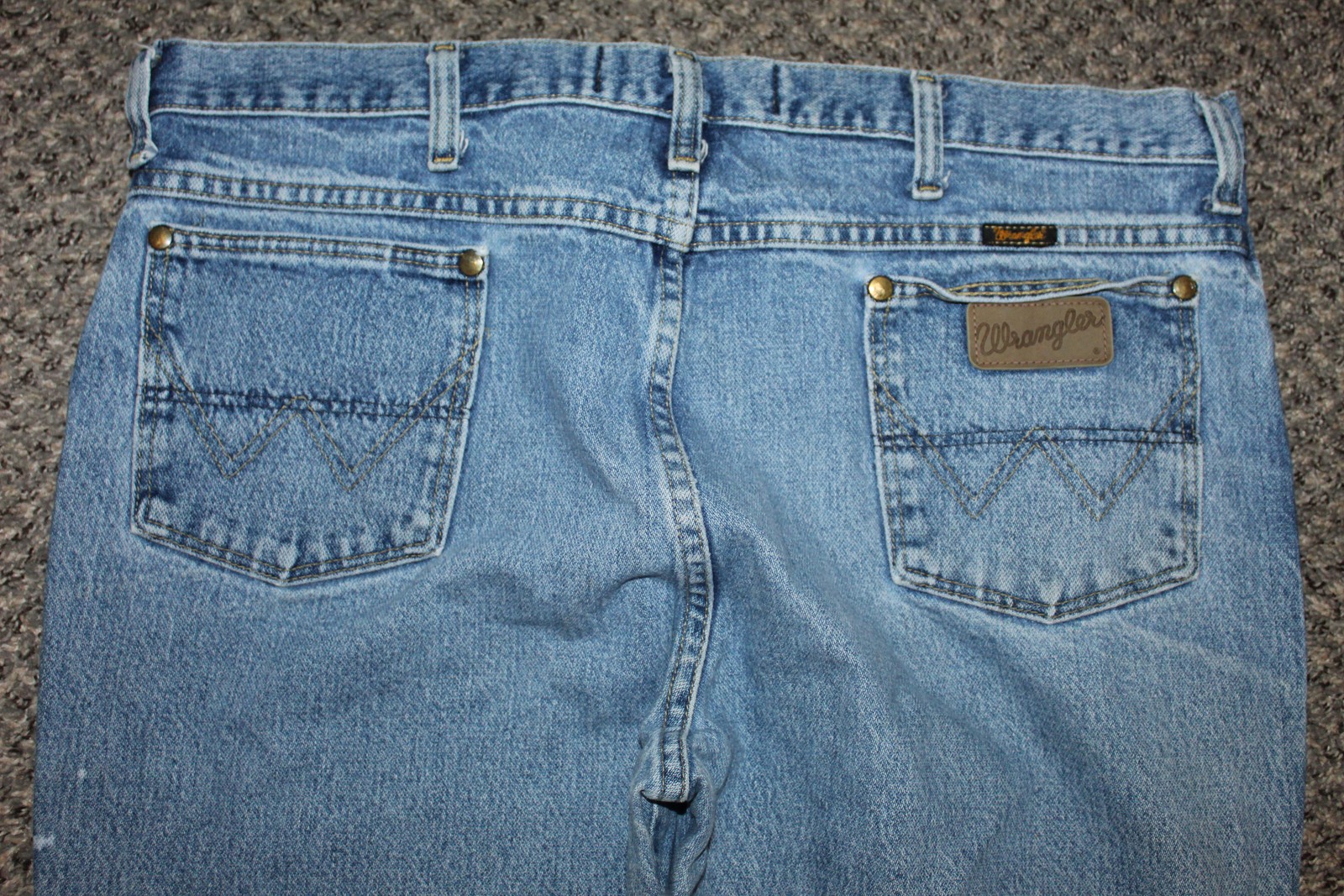 Wrangler Men’s Regular Fit Jeans Light Wash Blue Denim Size 38×32 Zipper Fly