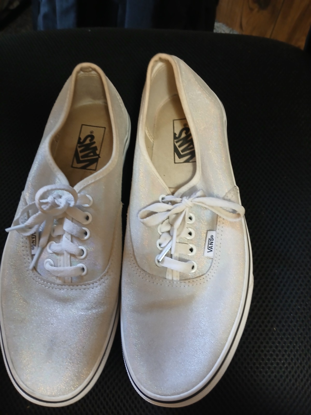 VANS Men’s White Canvas Lace Up Casual Sneakers US Size 8.5 or women’s size 10