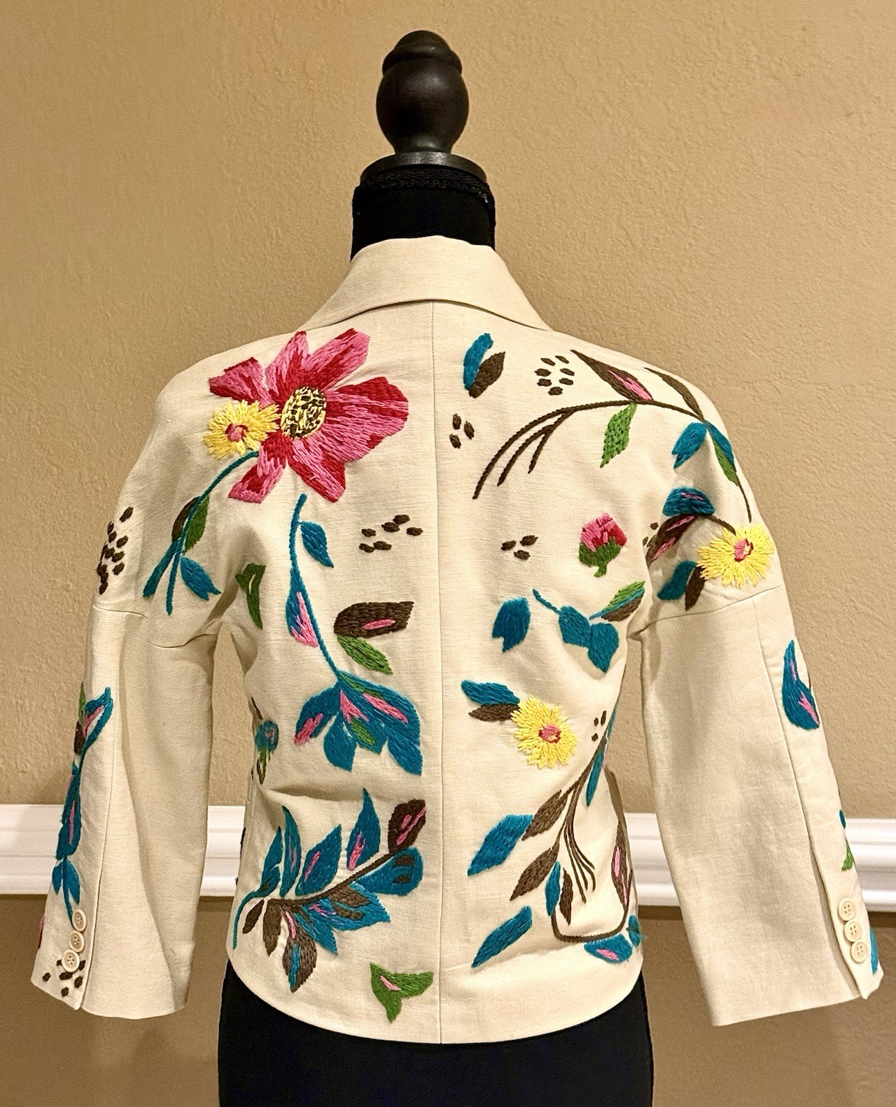 Beautiful BCBGMAXAZRIA XS Floral Embroidered Button Front Collared Jacket❣️