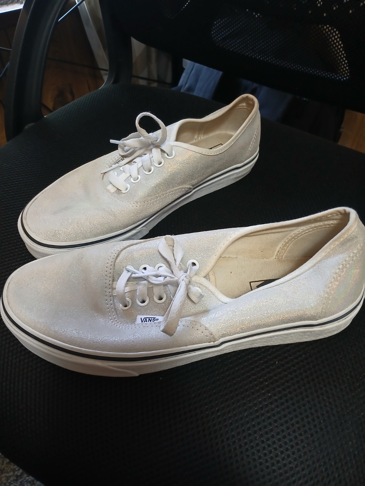 VANS Men’s White Canvas Lace Up Casual Sneakers US Size 8.5 or women’s size 10