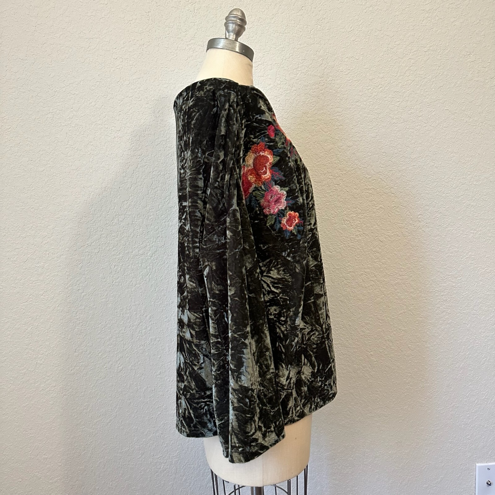 UMGEE Off The Shoulder Blouse Womens Sz L Army Green Embroidered Velvet Boho NWT