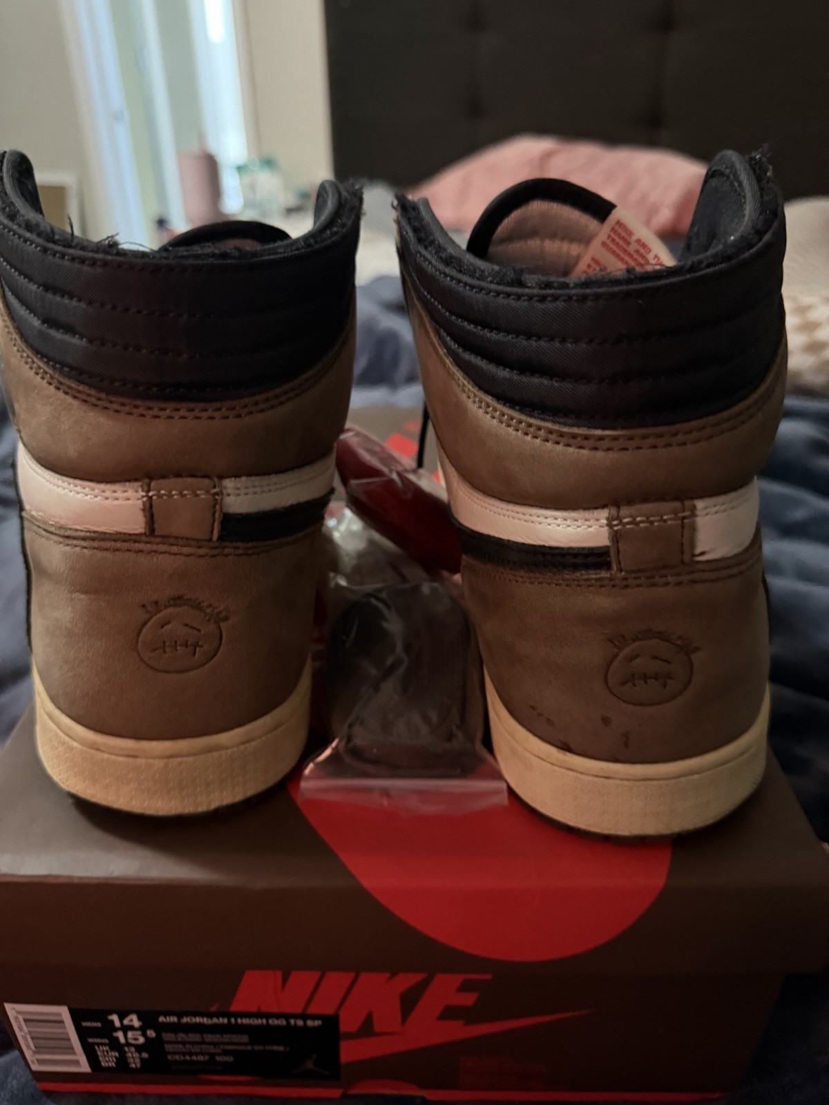 Travis Scott Jordan 1 High mocha