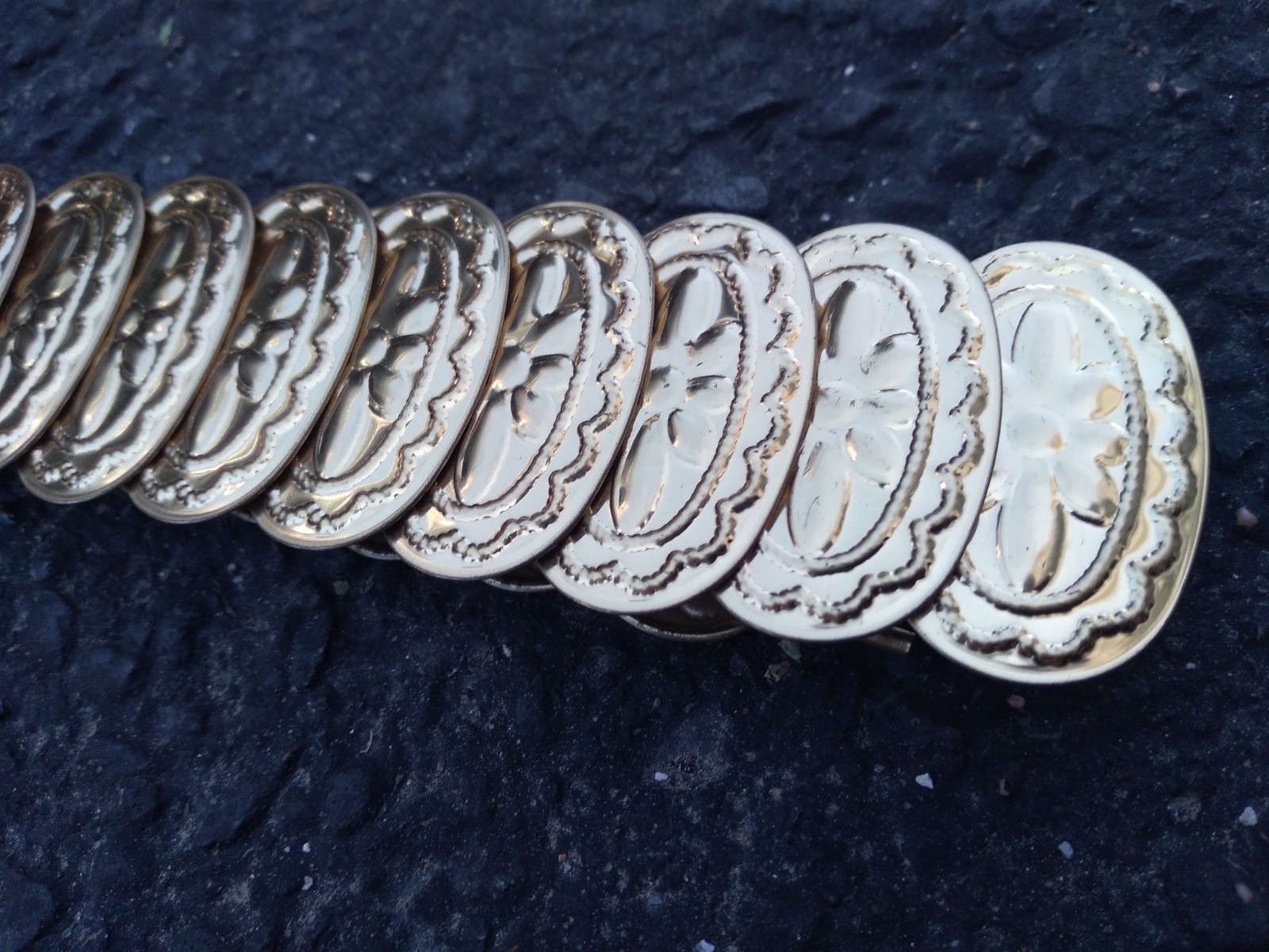 Vintage Oval Metal Elastic Belt 24 in Flower Gold Tone Stretchy 1980s
