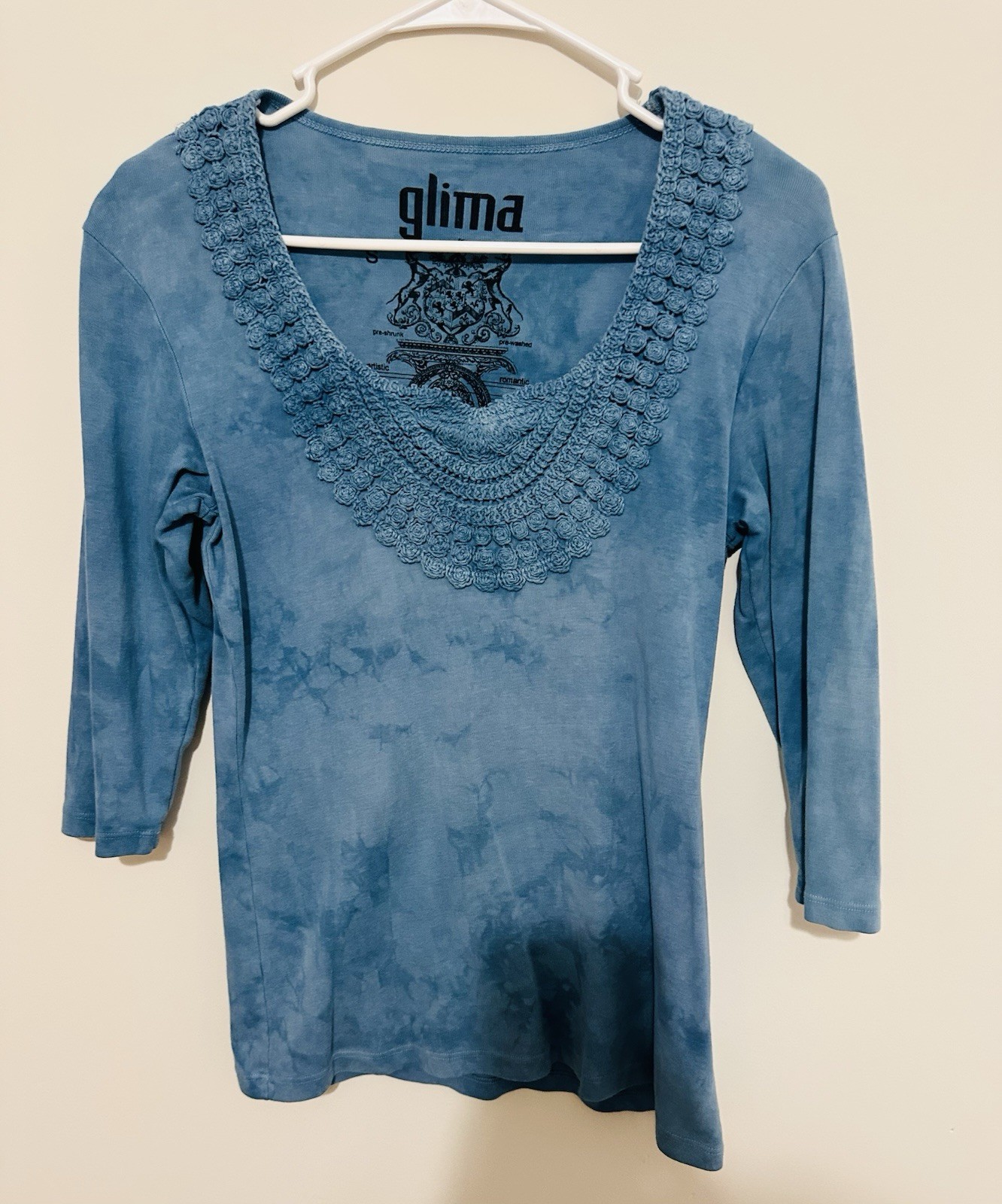 Glima three-quarter sleeve tie-dye shirt with a crocheted neckline