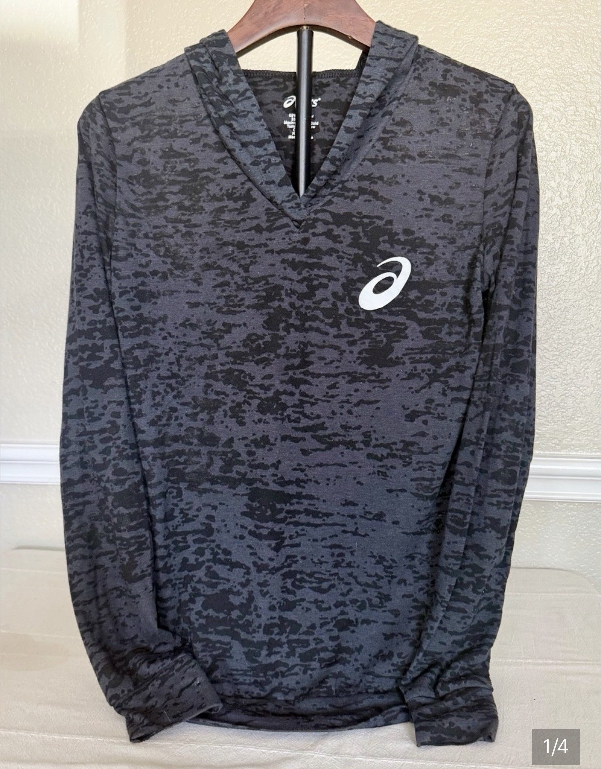 ASICS Women’s M Cotton Blend Black Camo Hooded Long Sleeve V-Neck Logo Tee
