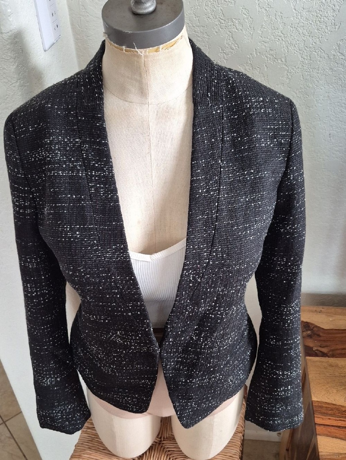 LOFT Tweed, Black & Wht, w/ruffle backwaist & hook clousure Blazer Sz 8 Petite