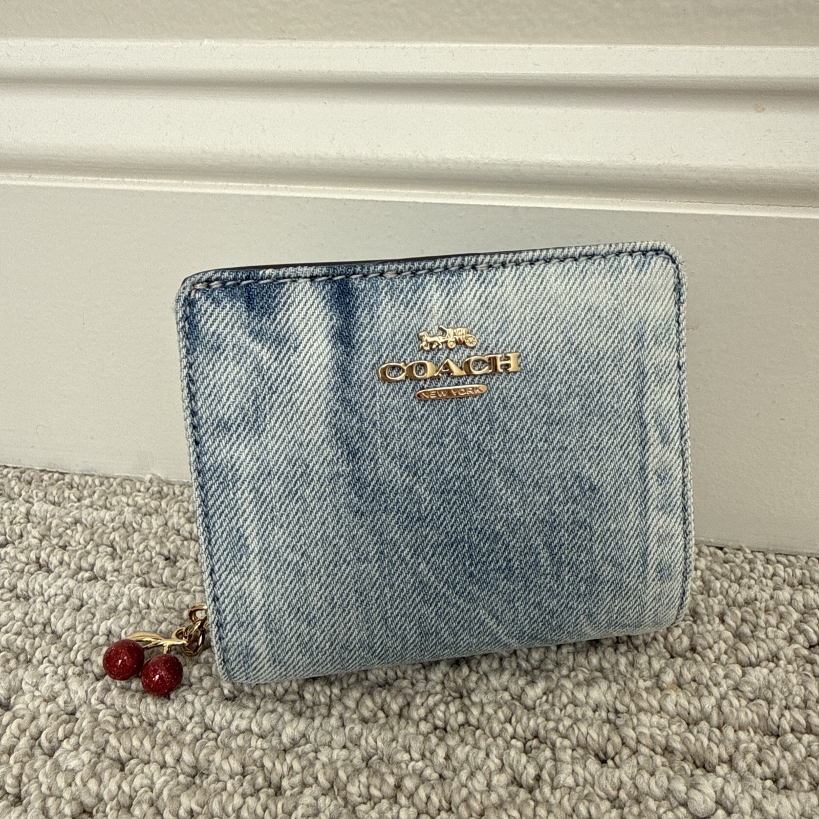 🍒 COACH Snap Wallet In Loved Denim With CHERRIES Charm CEC35 Gold/Light Indigo