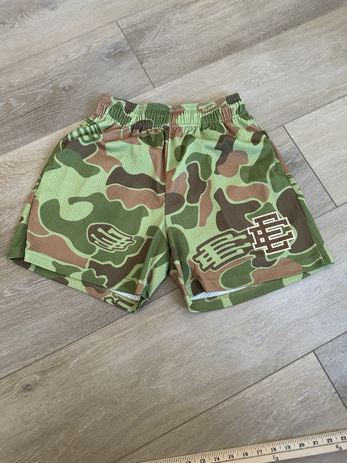 Eric Emanual EE Green Came Shorts Size Large Rare