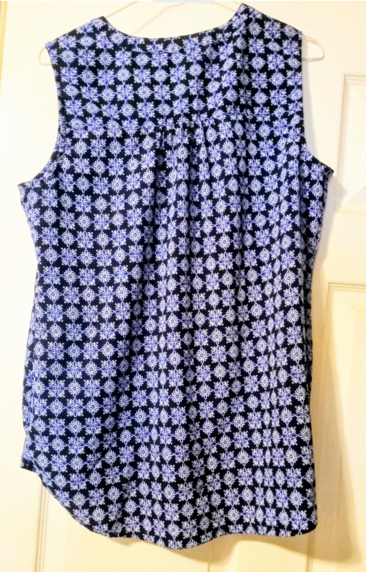 Croft & Barrow Blue/White Geometric Sleeveless Round Neck Button Blouse L