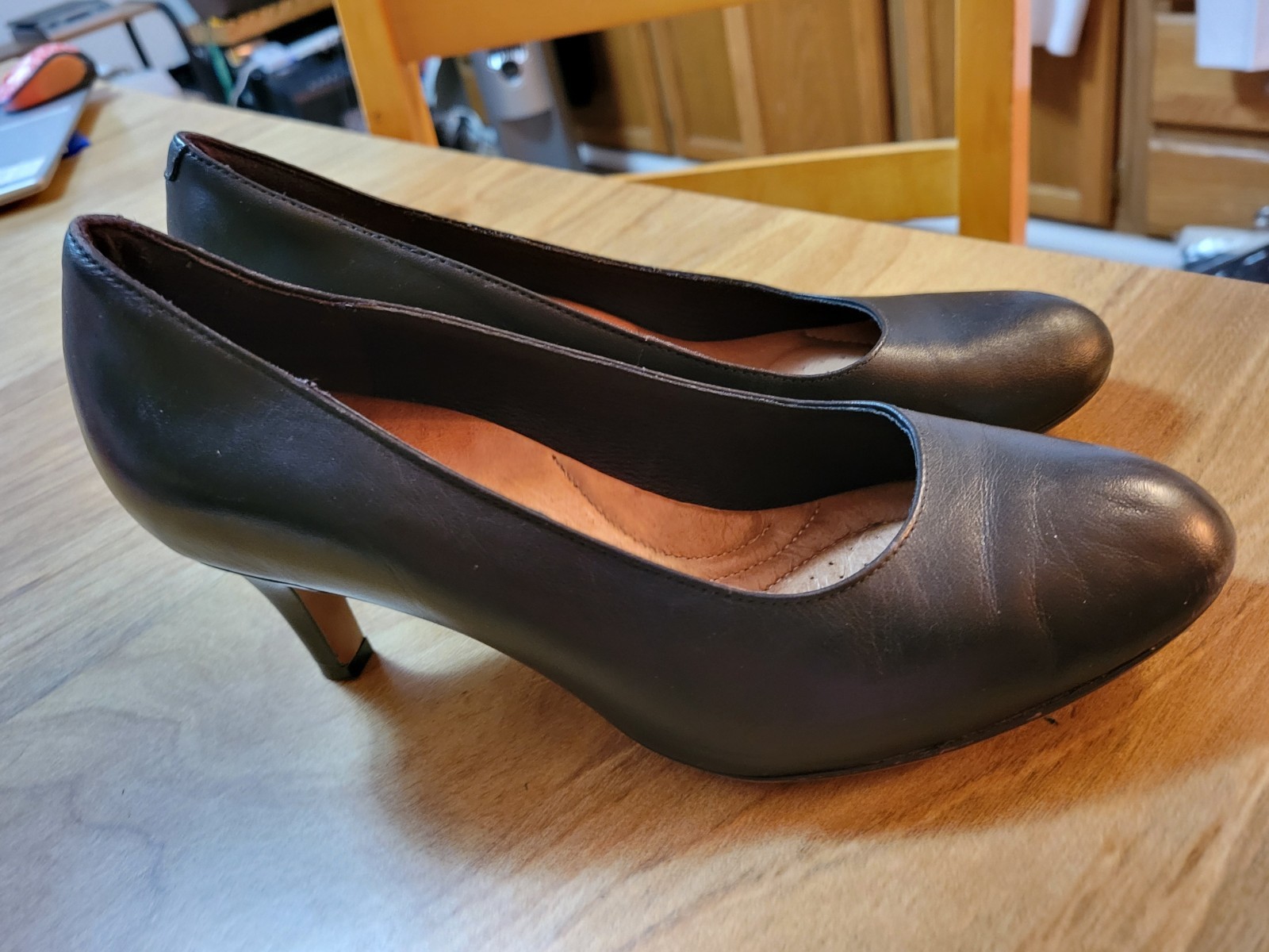 Black Leather 2.25″ Heeled Pump By CLARKS Artisan sz 7.5. Very Clean Condtn