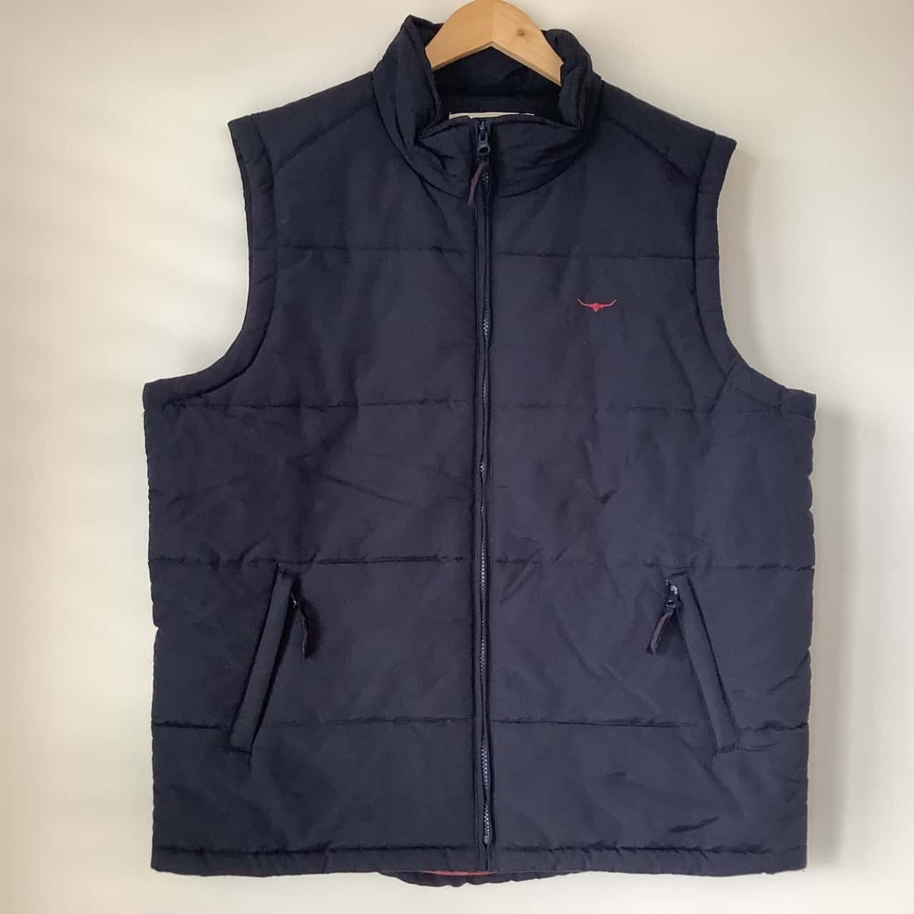 R.M. Williams Mens Puffer Vest Gilet Black Red Longhorn Embroidered Size XXL 2XL
