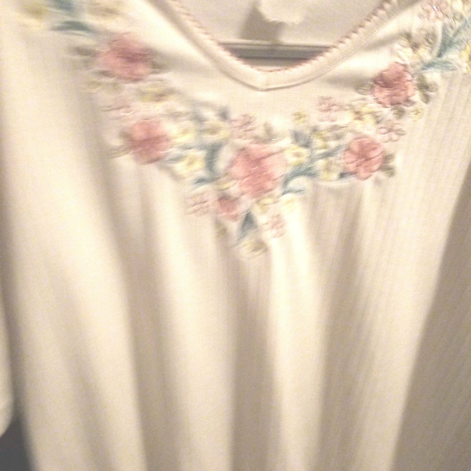 BonWorth Flowered neck line V-Neck, XL Polyester & Cotton Blend. Wash Cold.