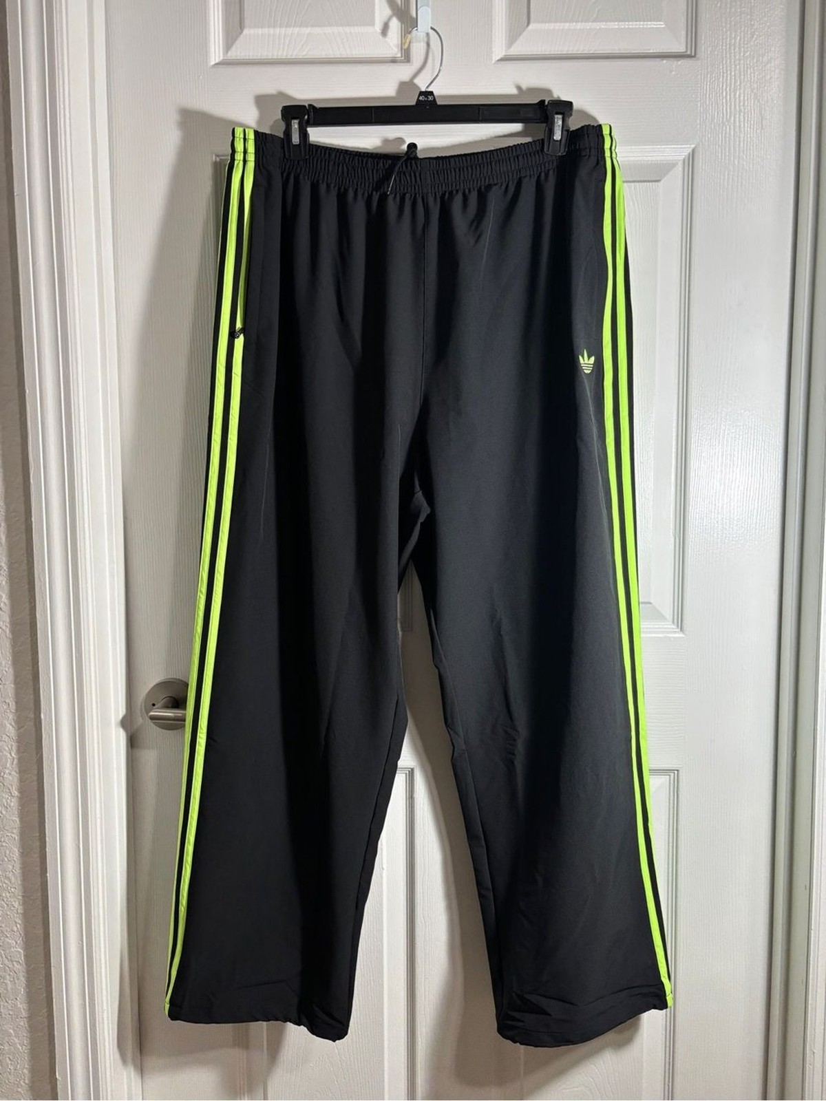 Adidas Originals Adicolor Woven Men’s XL Track Pants NWT black neon green