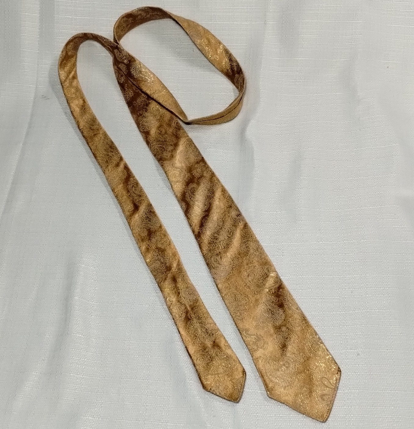 Yamatoya Silk Woven Paisley Tie Gold Logo Accent Classic 57″-60″ Width