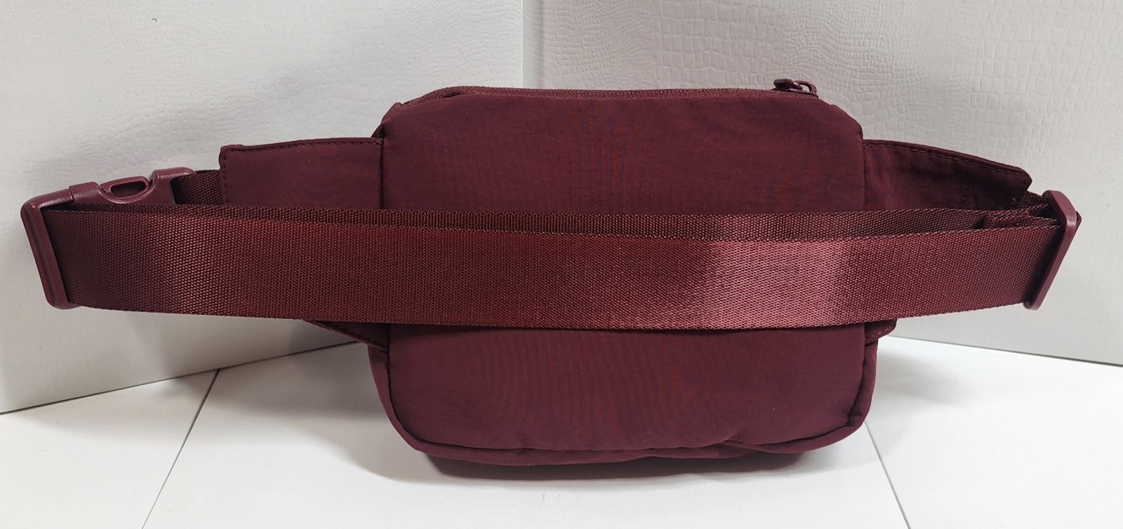 C.C Everyday Solid Color Zipper Cross Body Belt Bag Fanny Pack Burgundy EUC