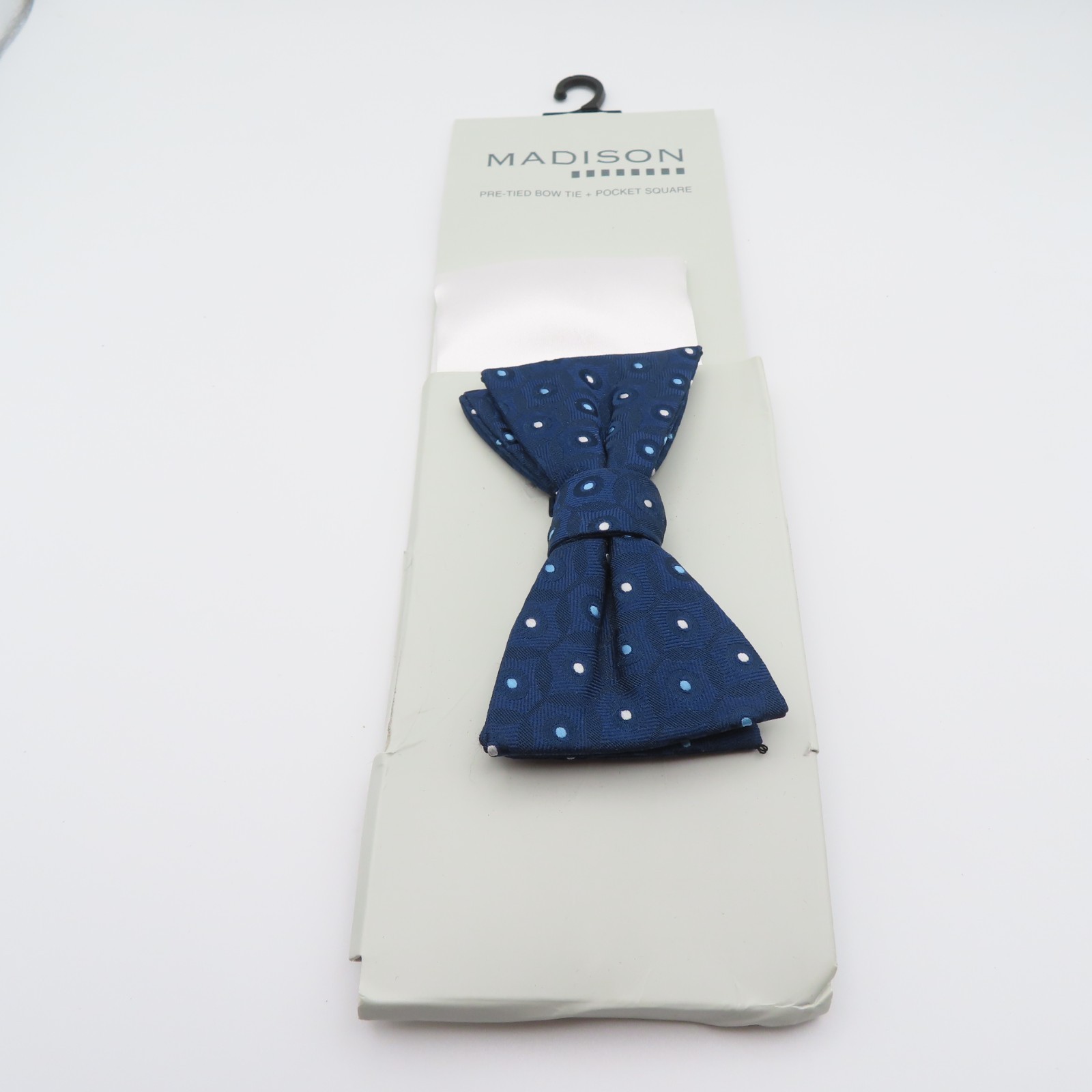 Madison Bow Tie Blue Polka Dot 2.5″ Wide Pre Tie Pocket Square NEW