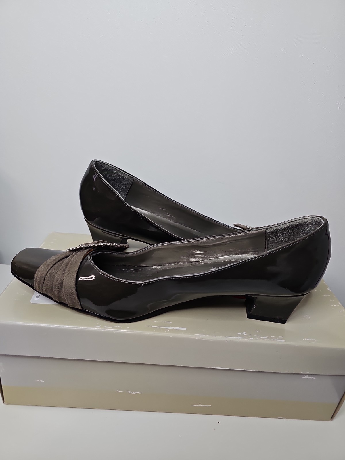 VTG Coup D’Etat Gray Patent & Suede Pumps Ornate Buckle Women’s Size 8.5M