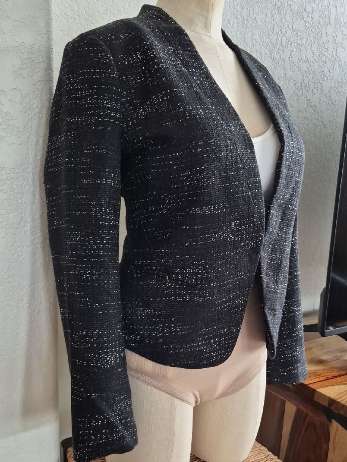 LOFT Tweed, Black & Wht, w/ruffle backwaist & hook clousure Blazer Sz 8 Petite