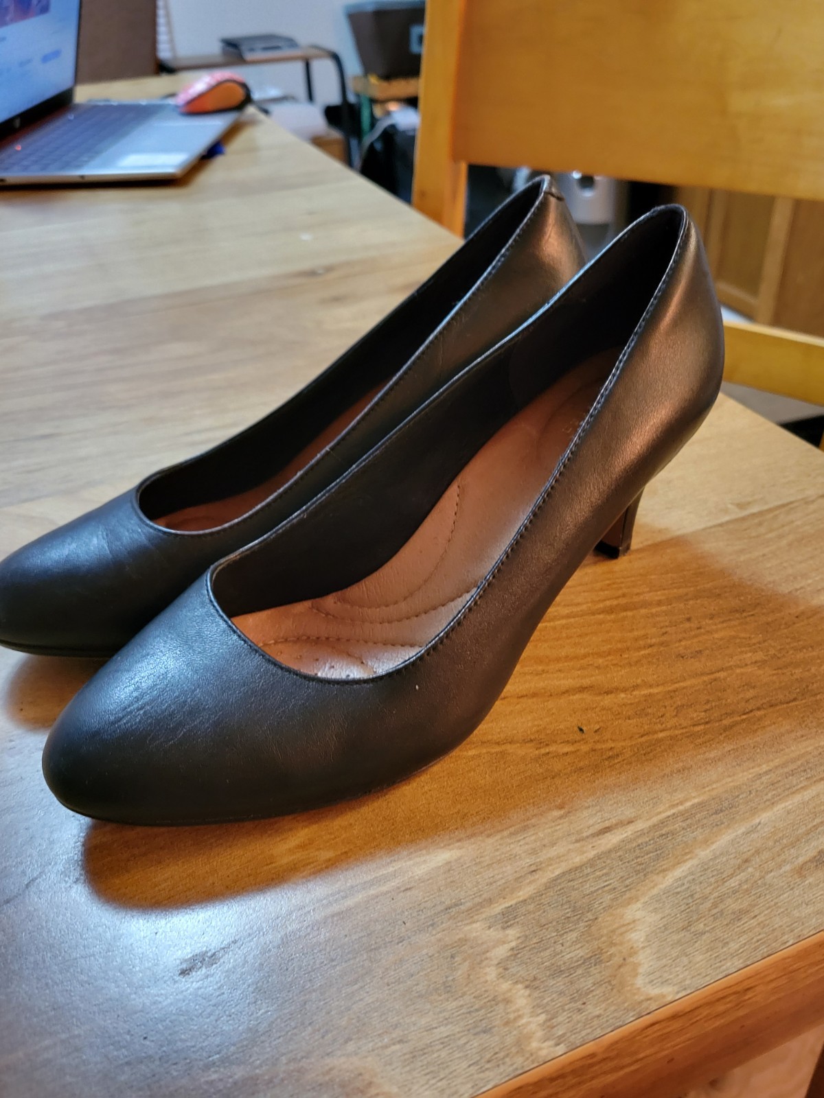 Black Leather 2.25″ Heeled Pump By CLARKS Artisan sz 7.5. Very Clean Condtn