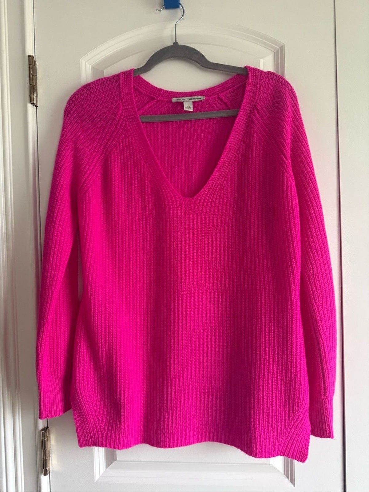 Bright Pink Autumn Cashmere V-Neck Women’s Sweater, 100% cashmere, size L, EUC