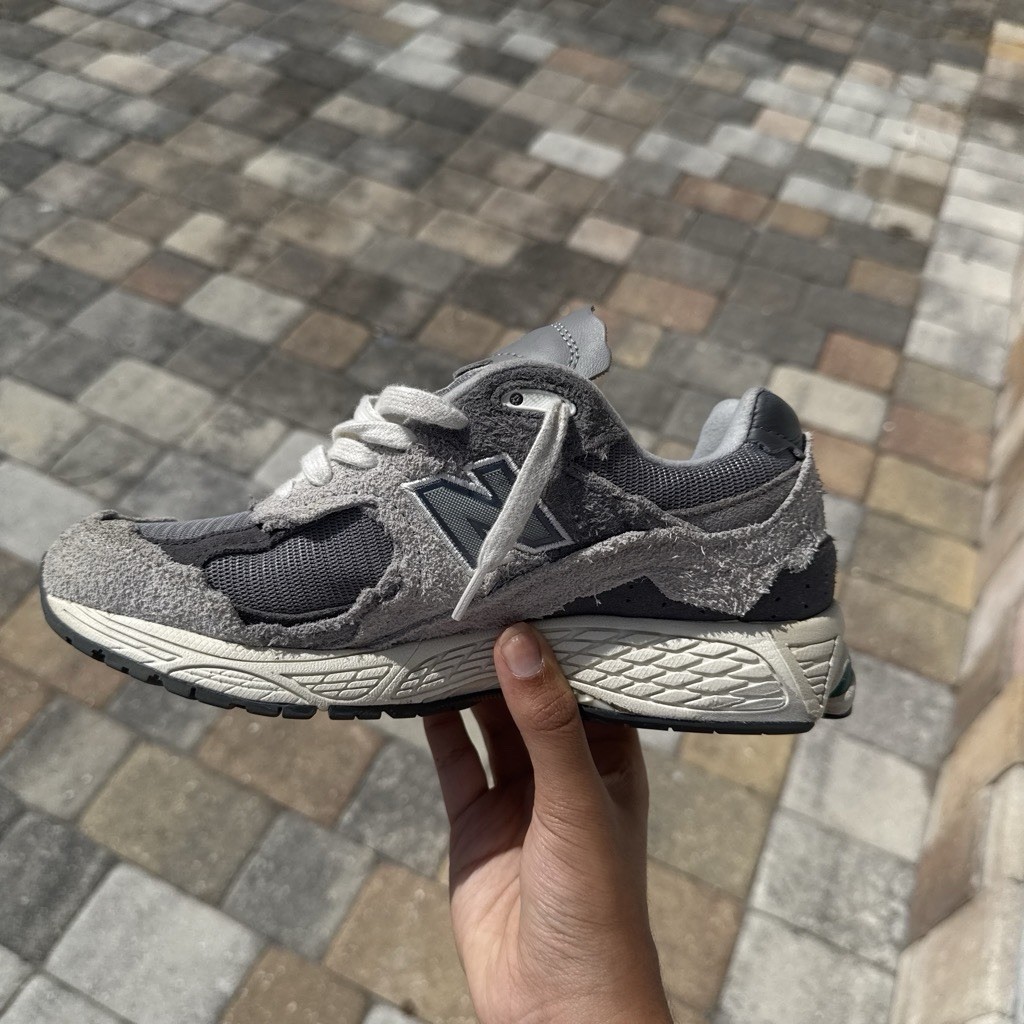 New Balance 2002R Men’s Sneakers Dark Grey Size 7